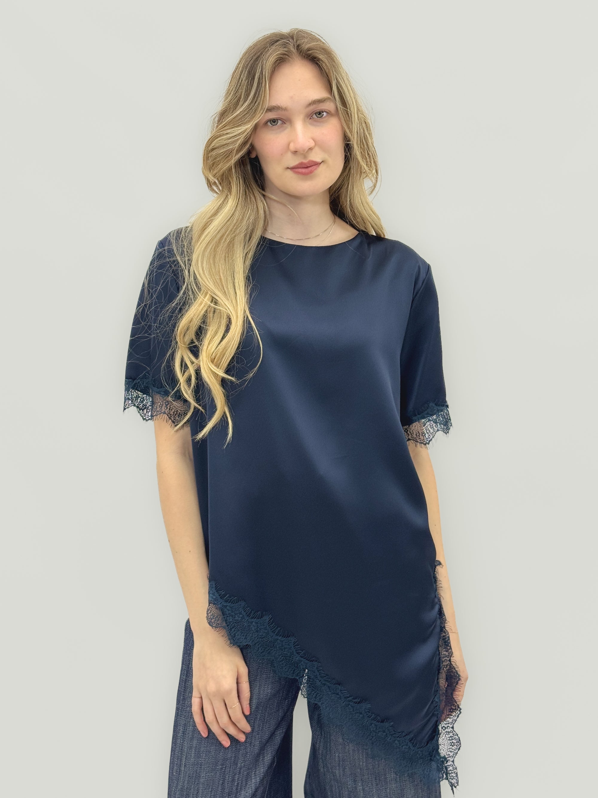 Blusa Satin con Pizzo – Elegante, Femminile e Raffinata