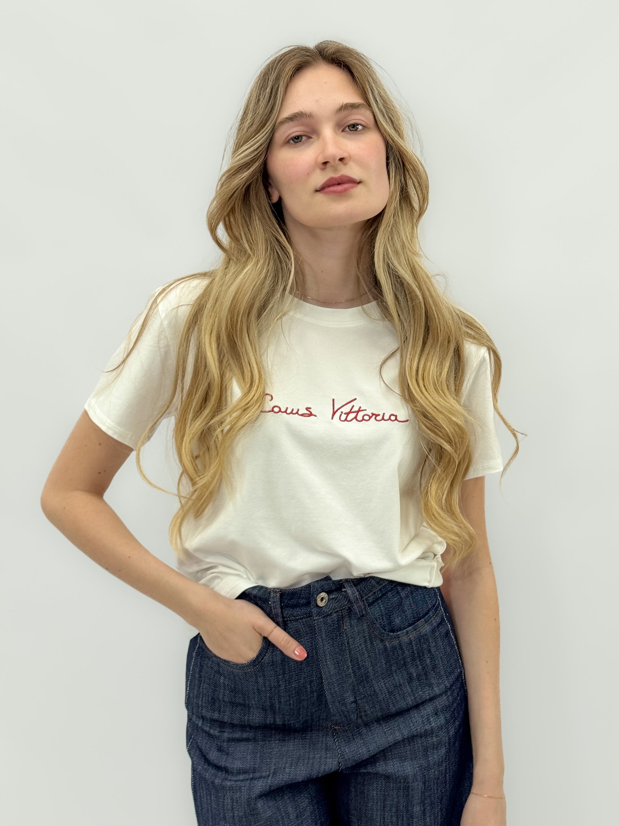 T-Shirt con Scritta Ricamata Louis Vittoria