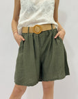 Pantaloncini con cintura in paglia
