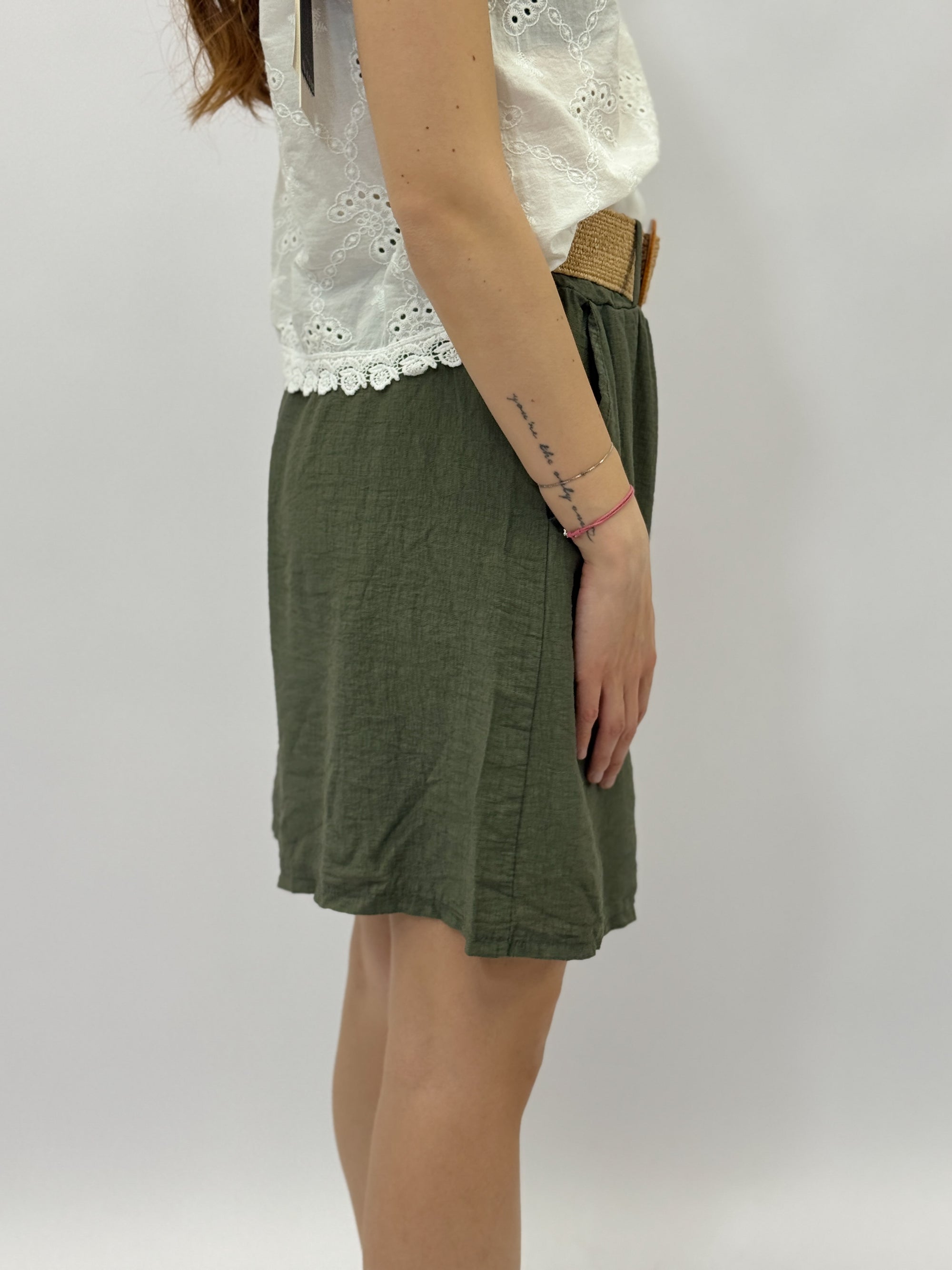 Pantaloncini con cintura in paglia