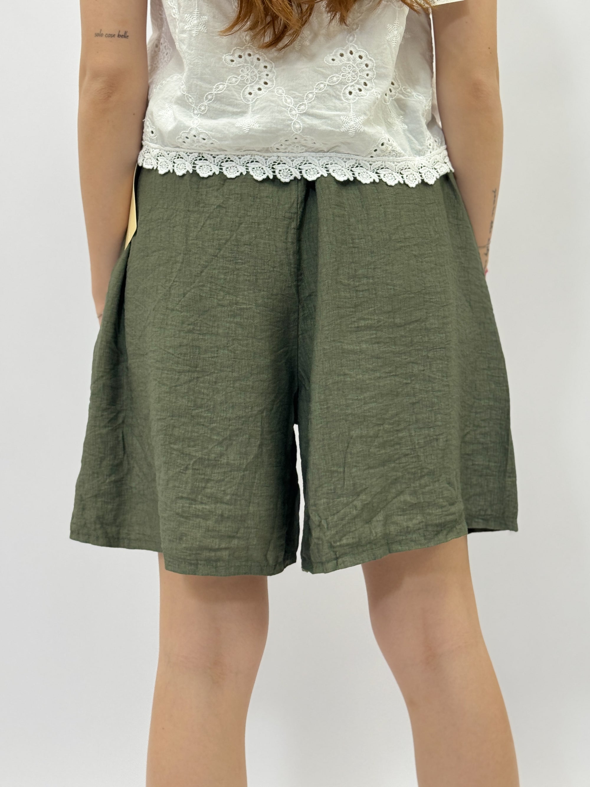 Pantaloncini con cintura in paglia