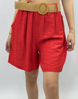 Pantaloncini con cintura in paglia