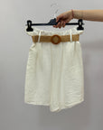 Pantaloncini con cintura in paglia