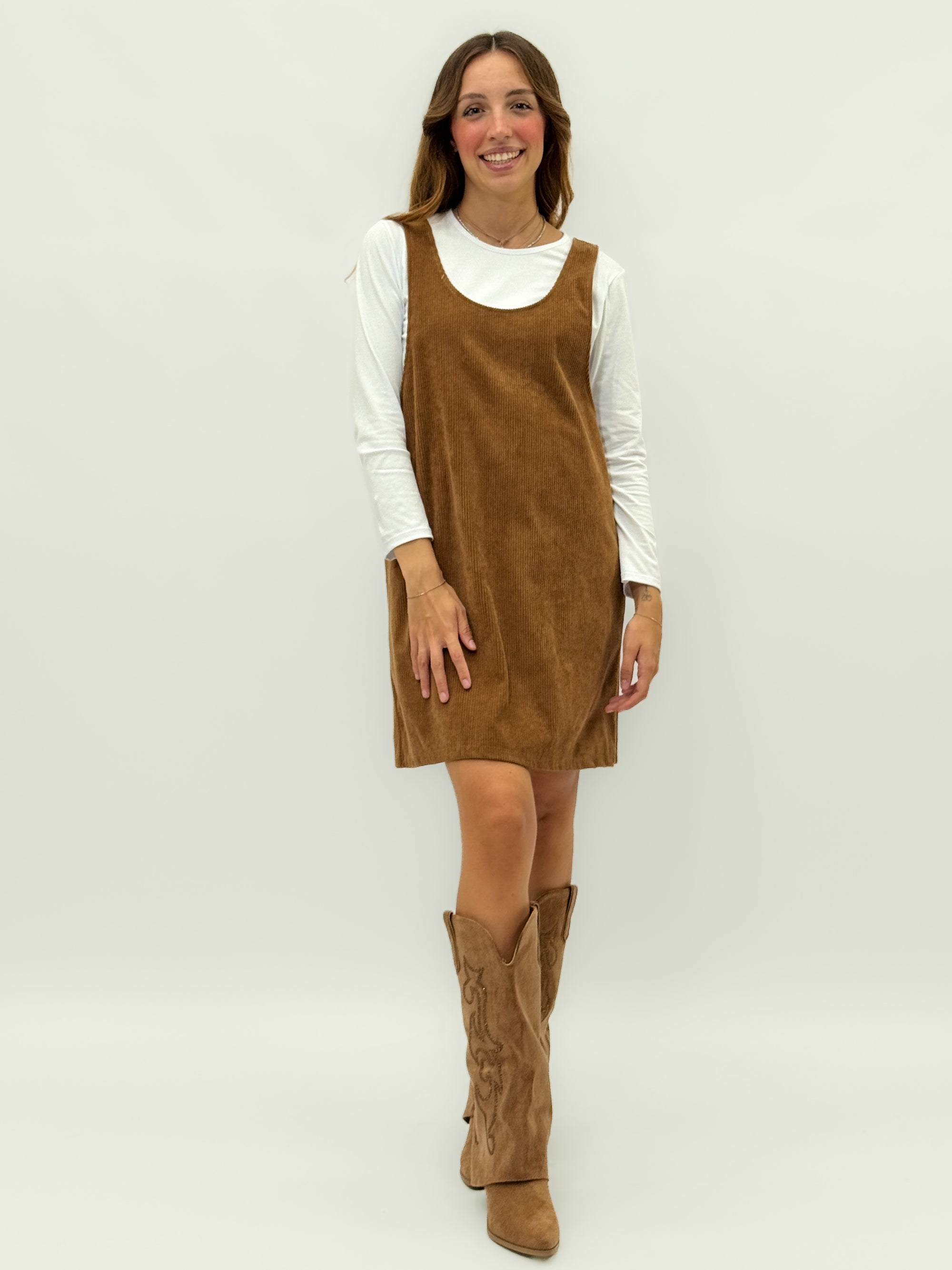 Abito con salopette in suede