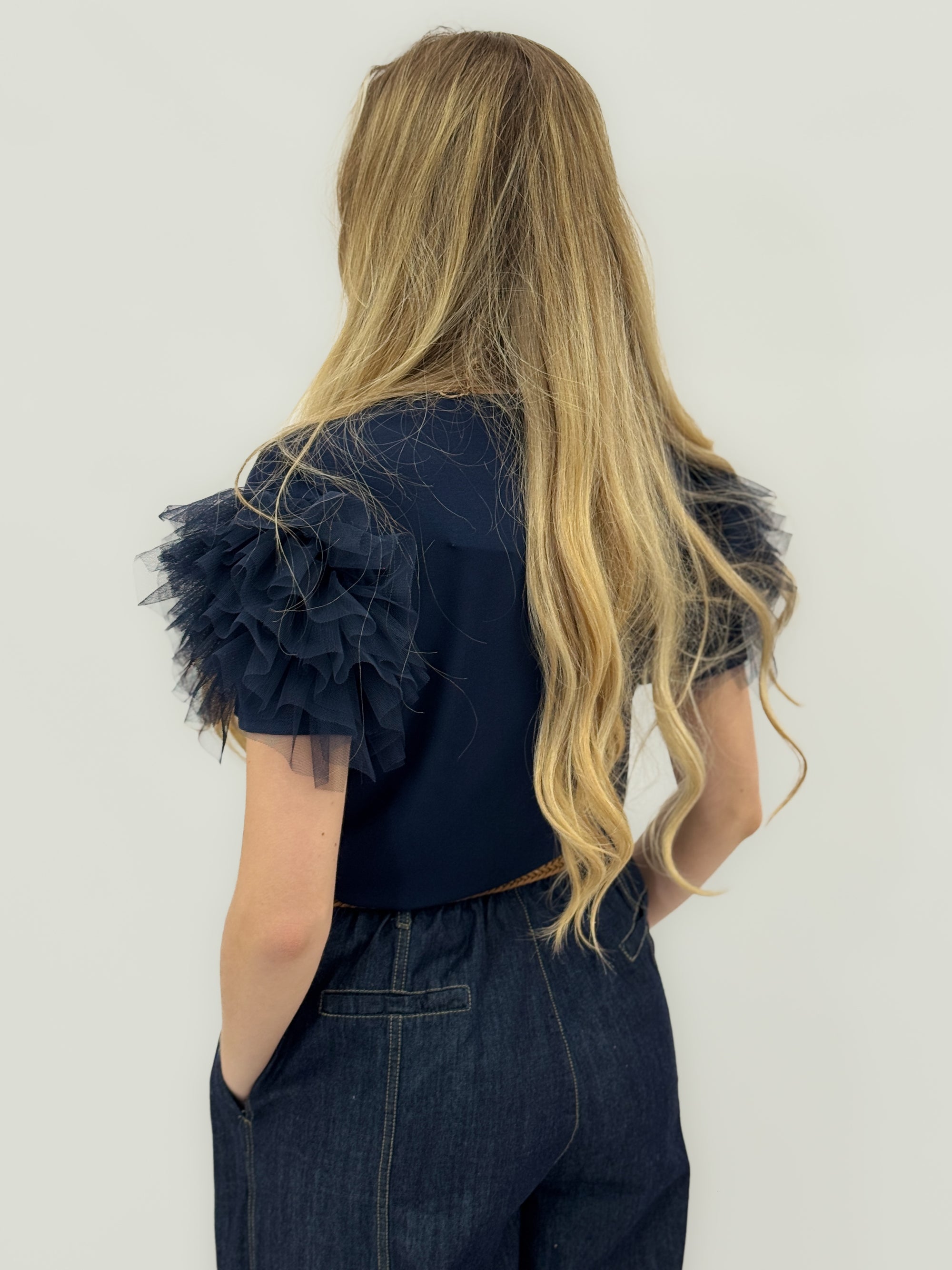 T-Shirt con Maniche in Tulle – Femminile e d’Impatto