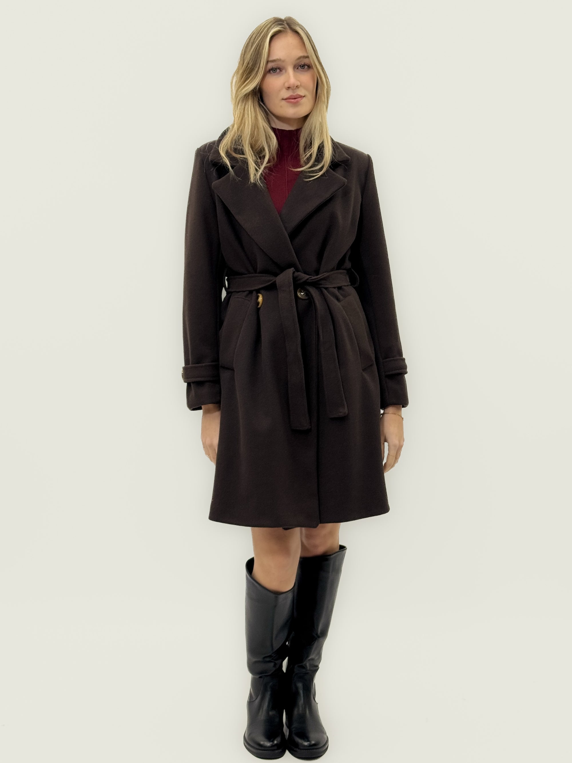 Cappotto Elegante con Cintura – Taglio Classico e Dettagli Oro