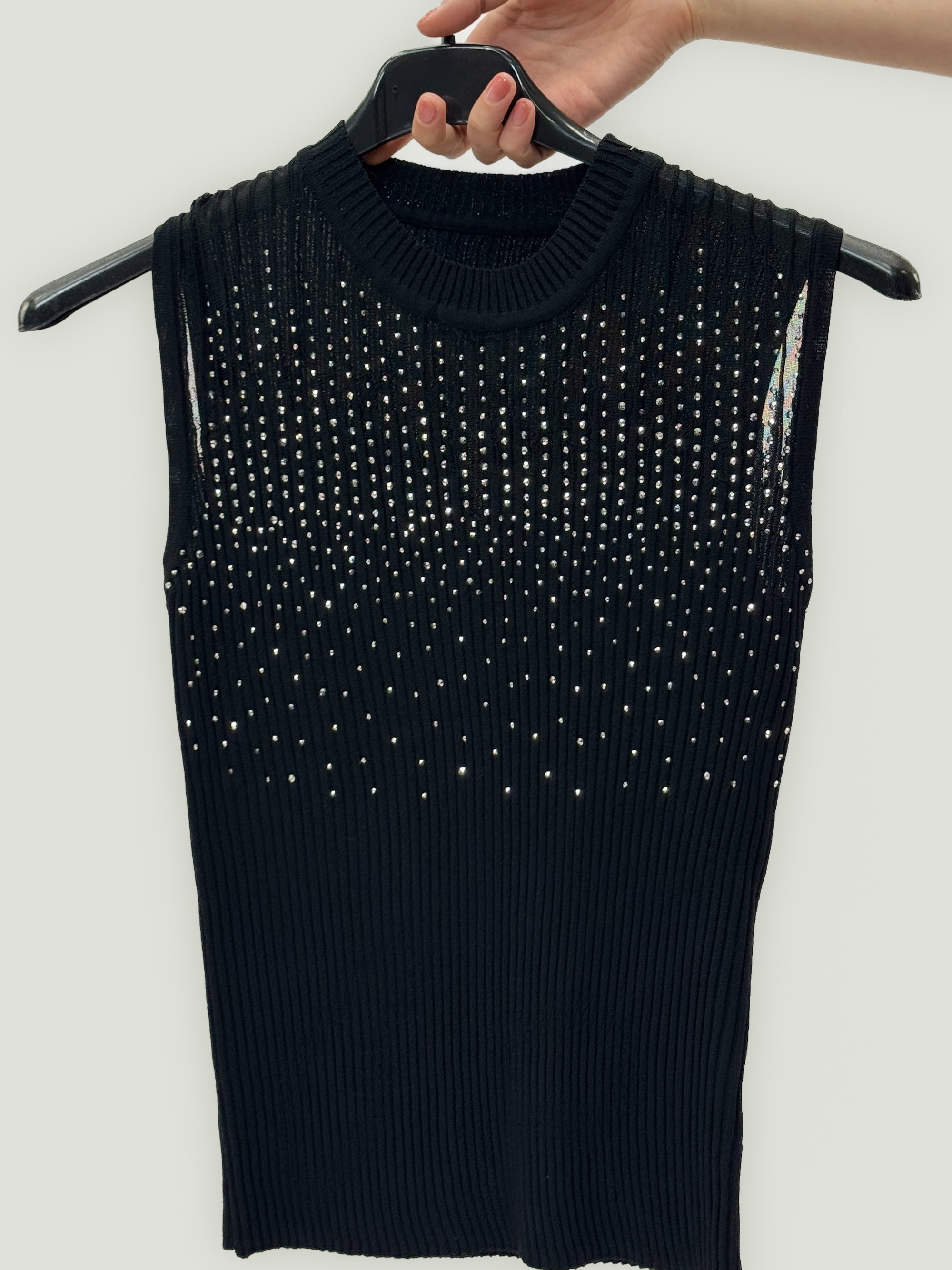 Top in Maglia con Dettaglio Gioiello