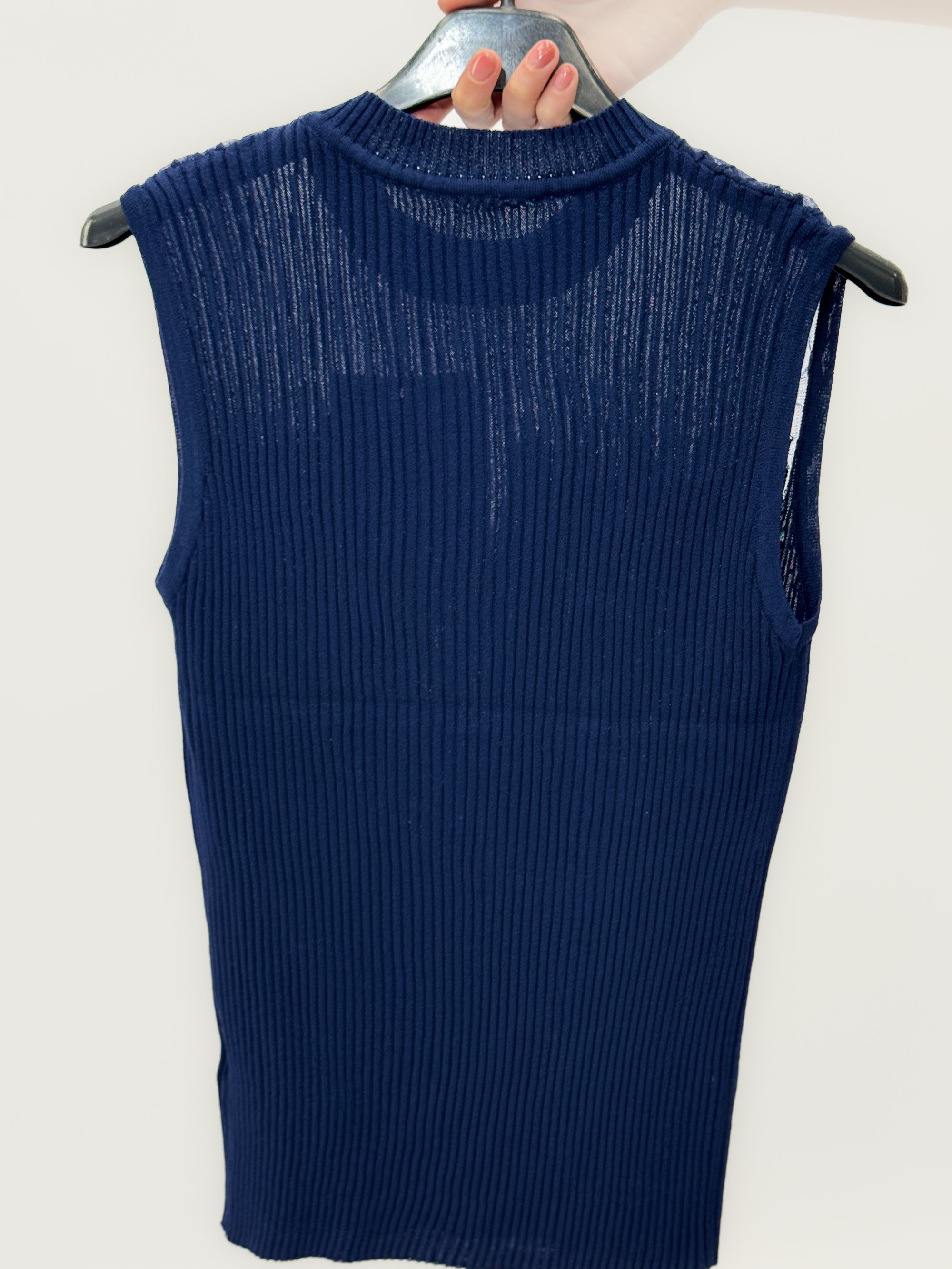 Top in Maglia con Dettaglio Gioiello