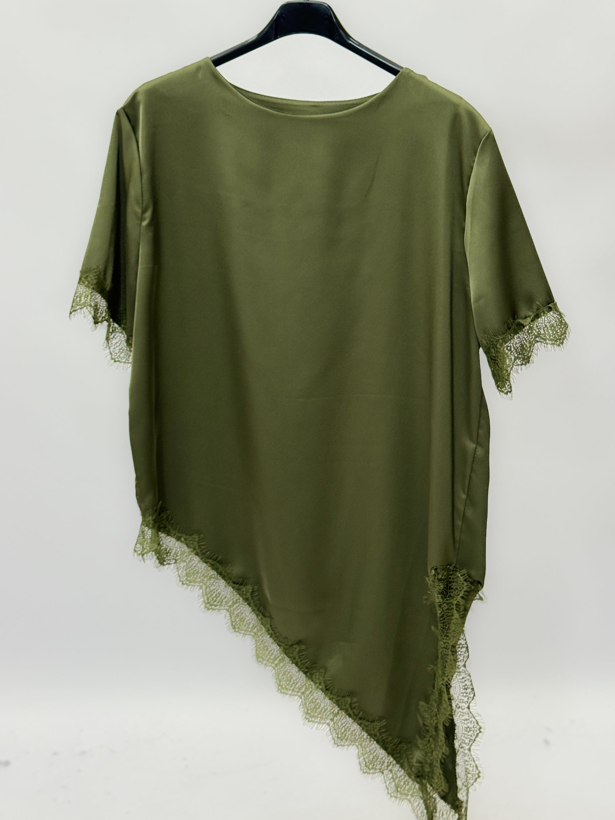 Blusa Satin con Pizzo – Elegante, Femminile e Raffinata
