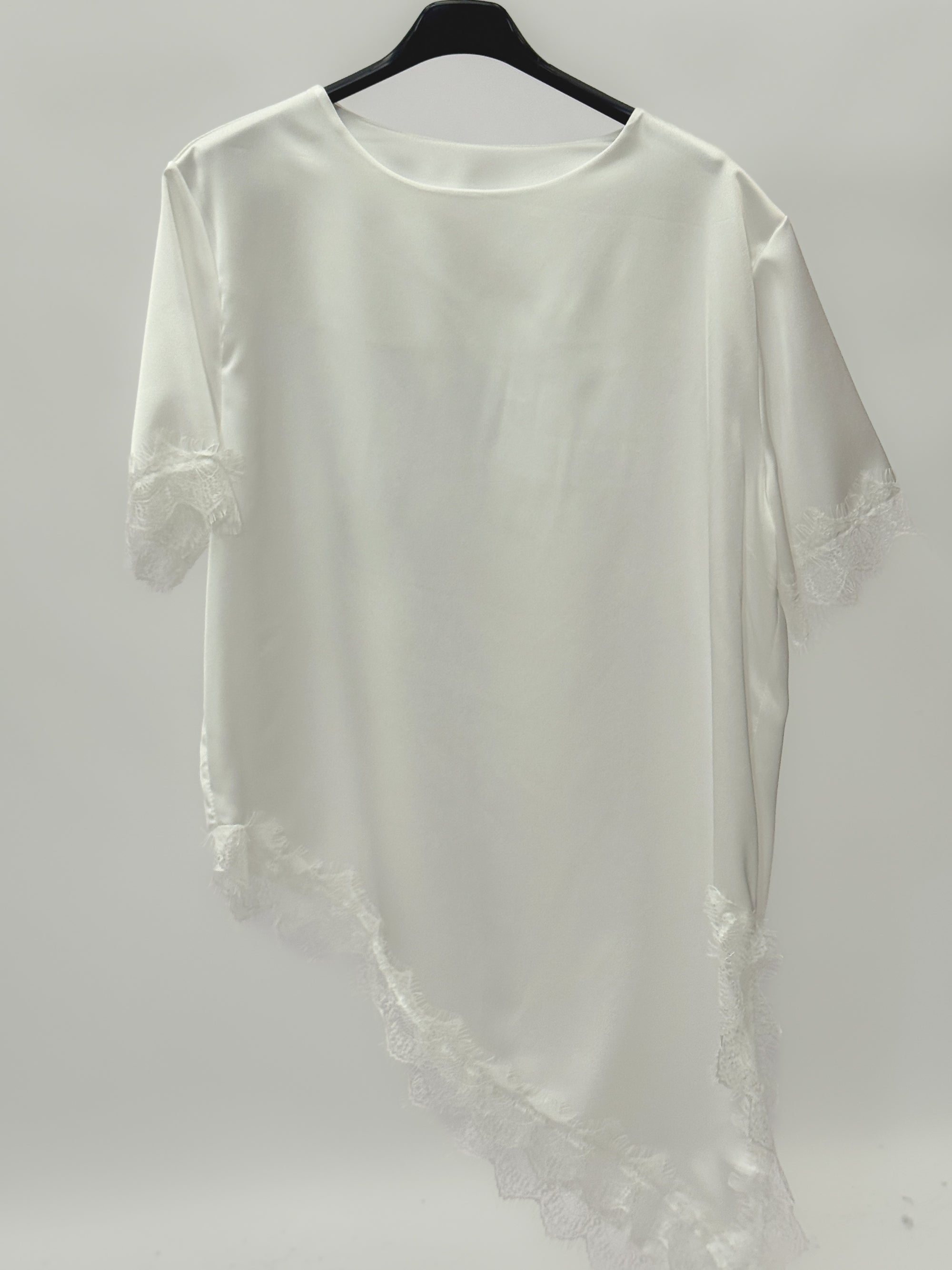 Blusa Satin con Pizzo – Elegante, Femminile e Raffinata