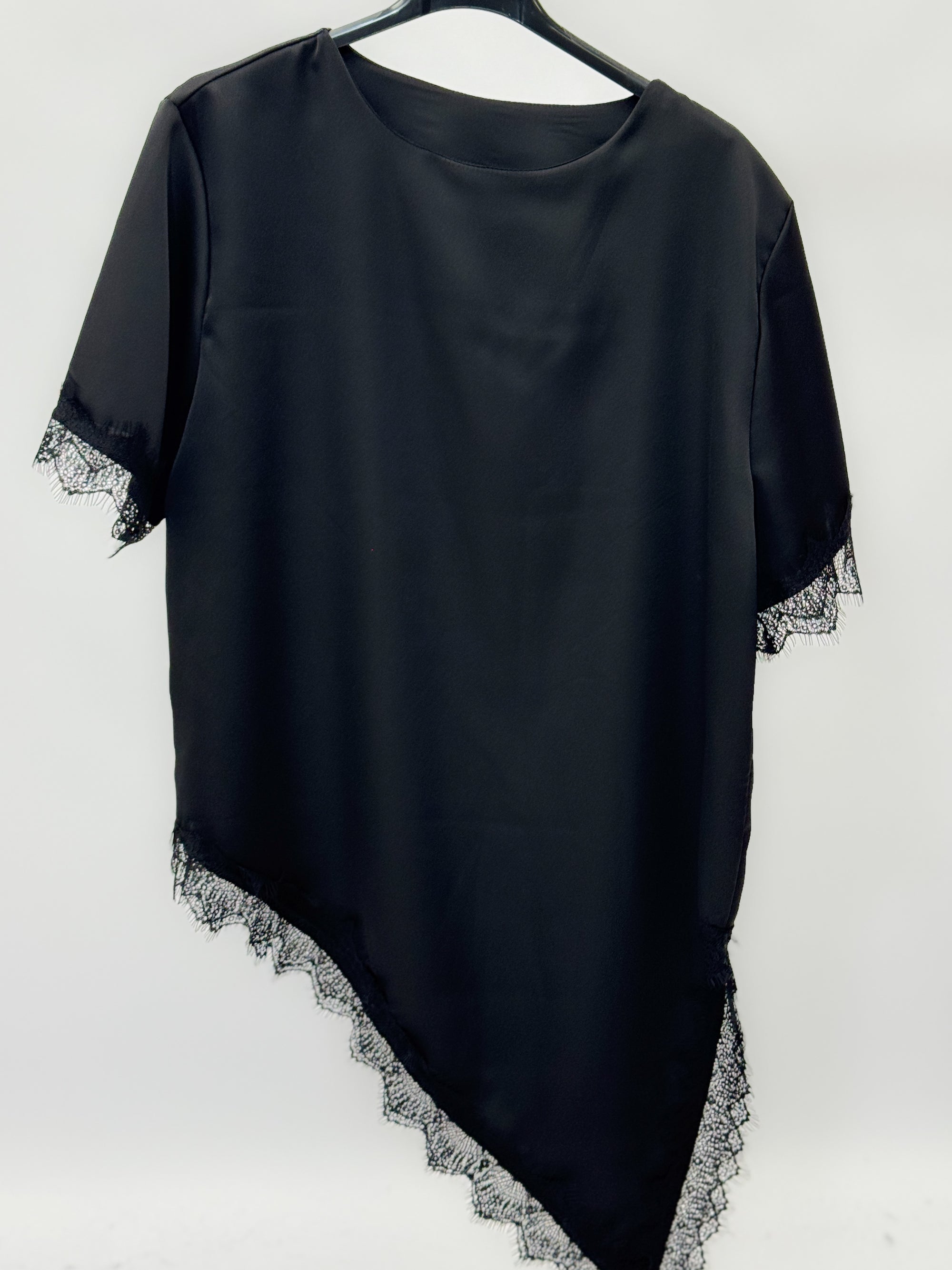 Blusa Satin con Pizzo – Elegante, Femminile e Raffinata