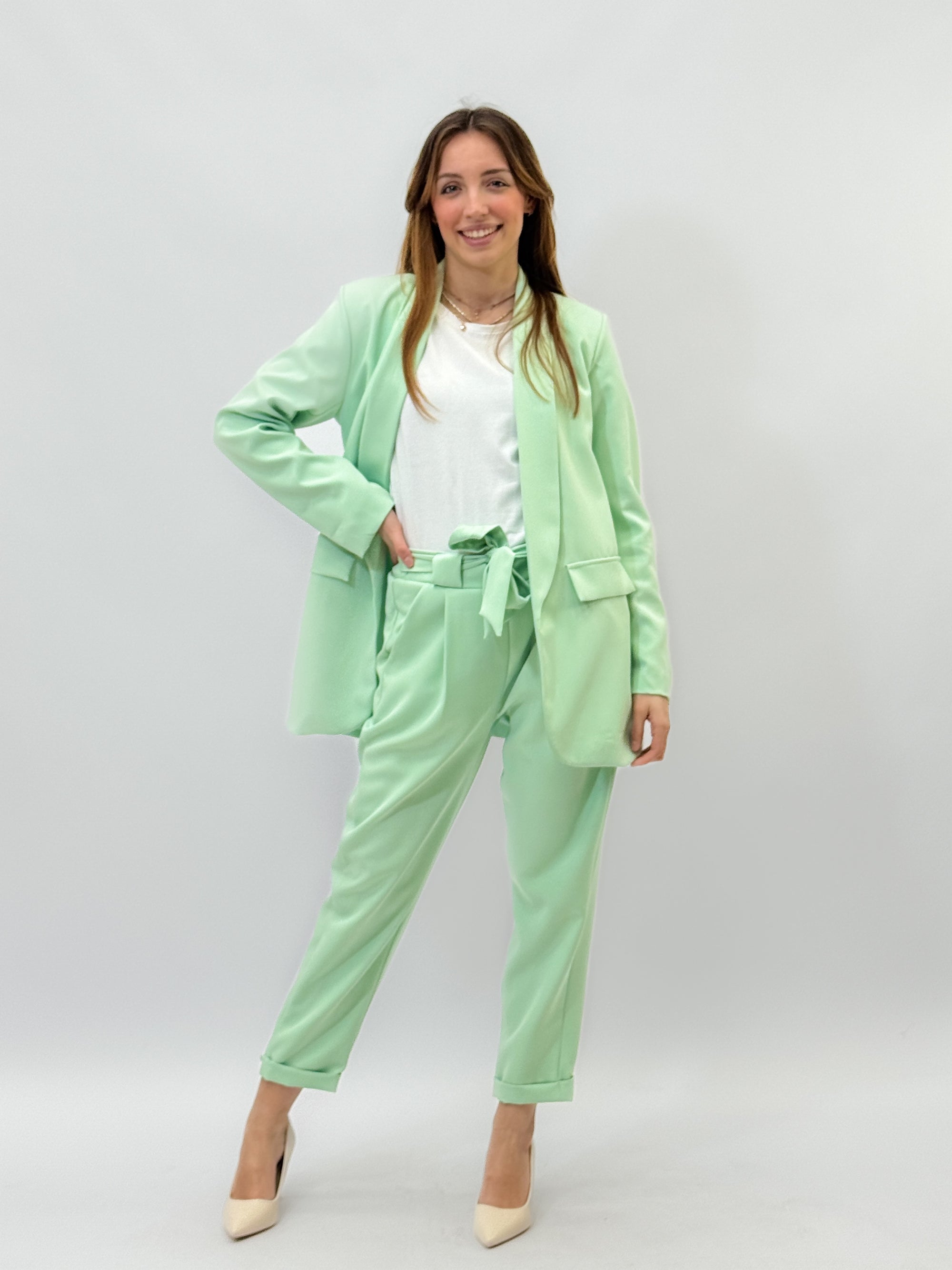 Completo giacca e pantalone con fiocco