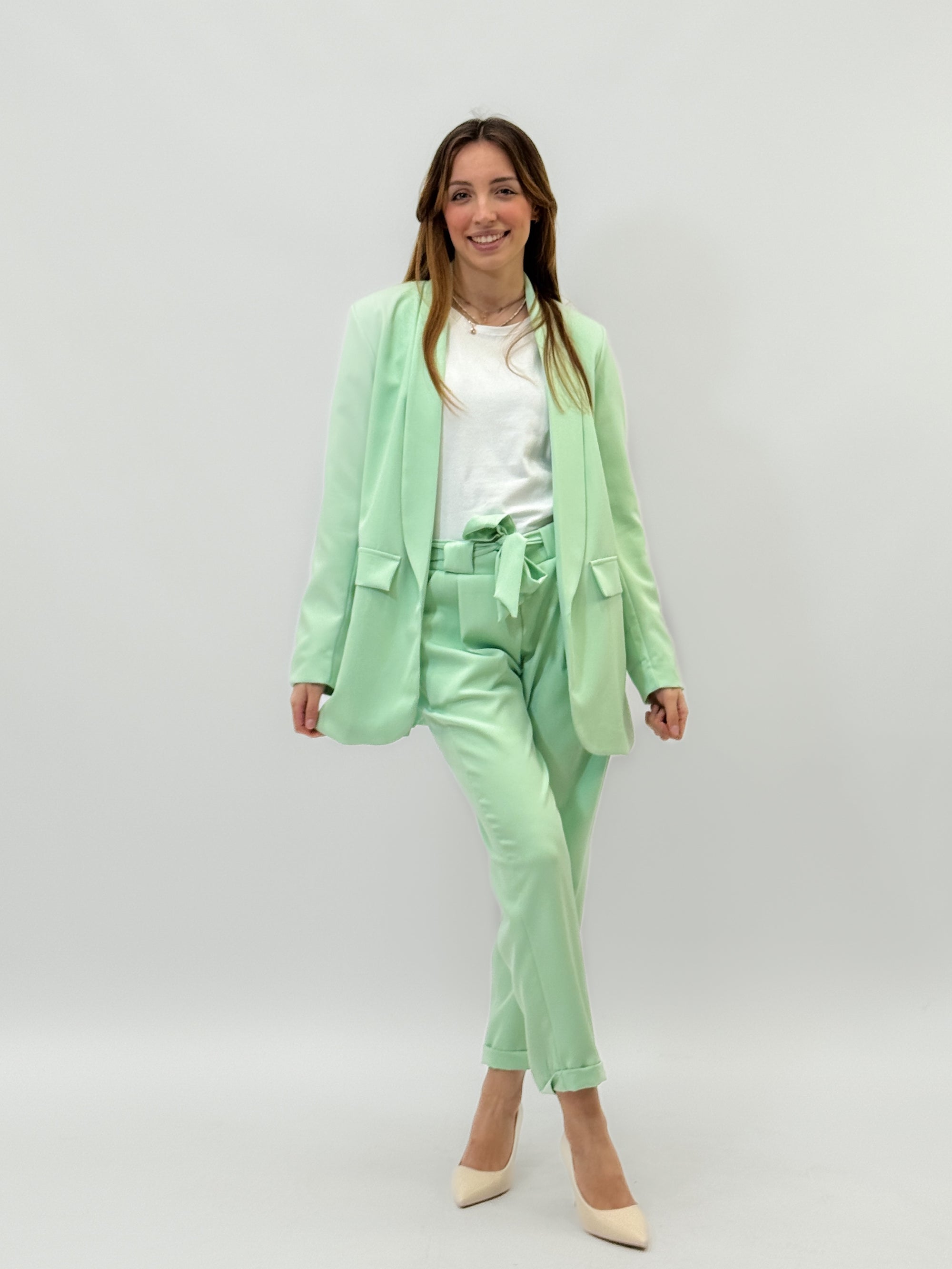 Completo giacca e pantalone con fiocco