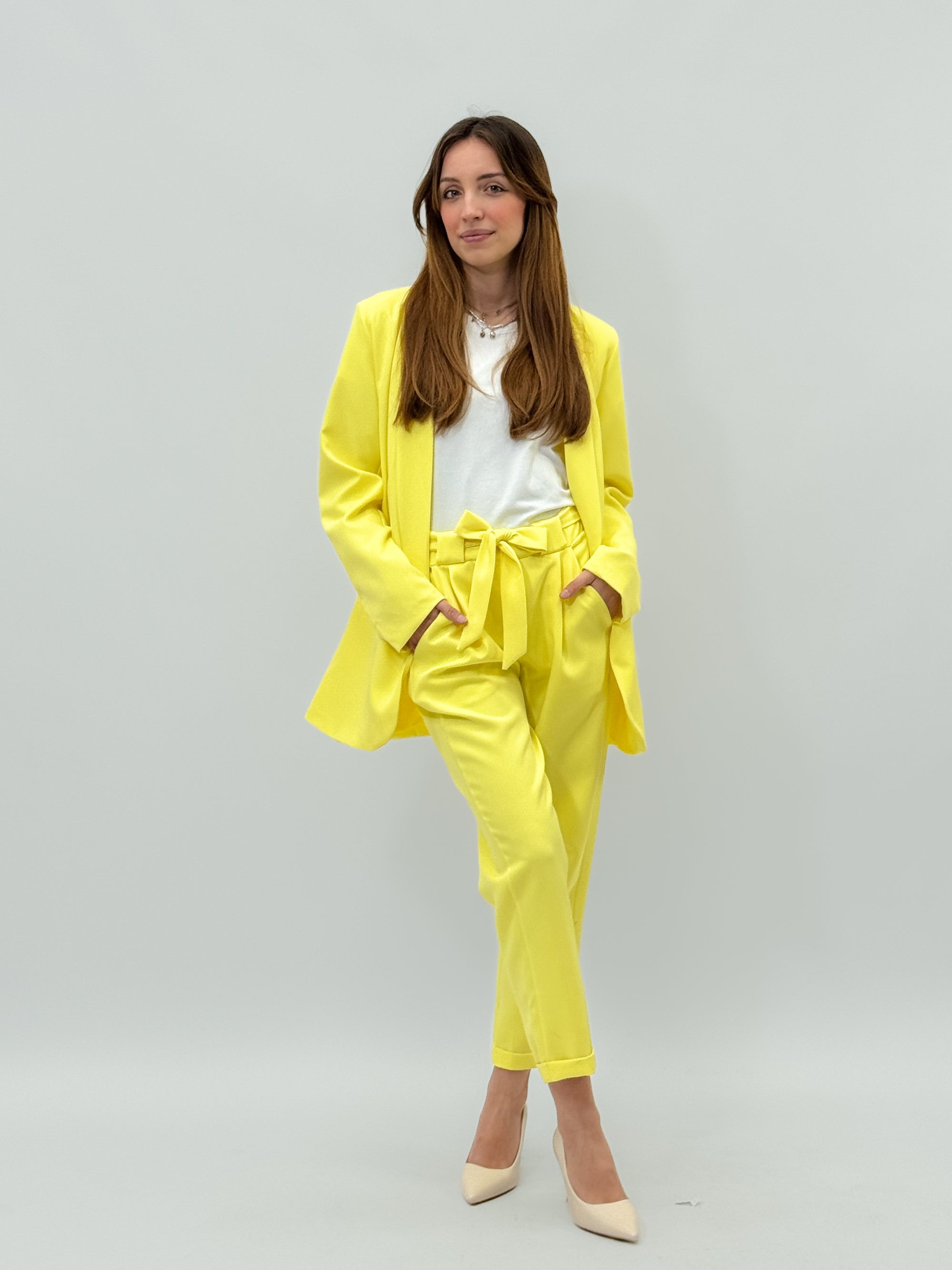 Completo giacca e pantalone con fiocco