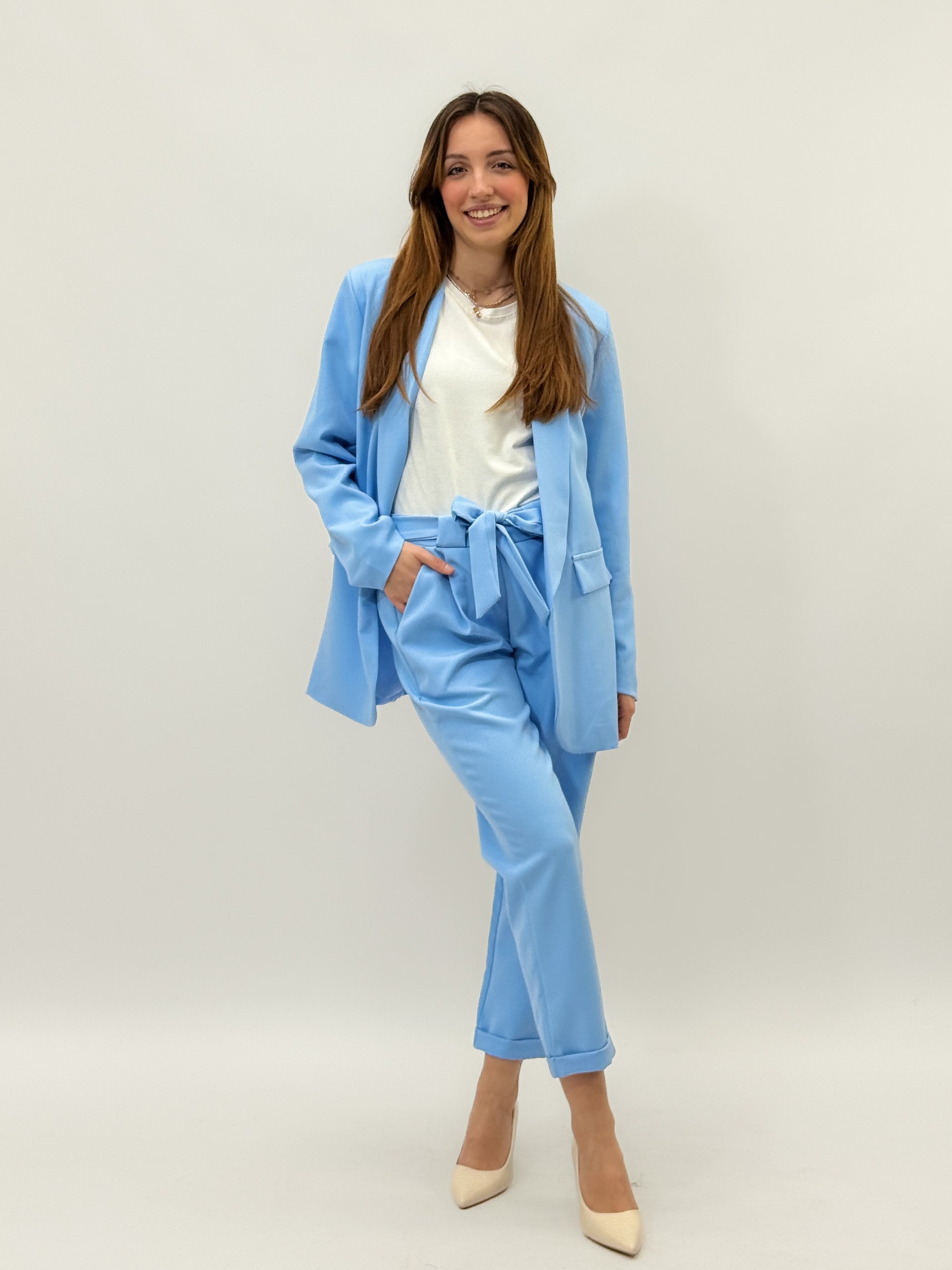 Completo giacca e pantalone con fiocco
