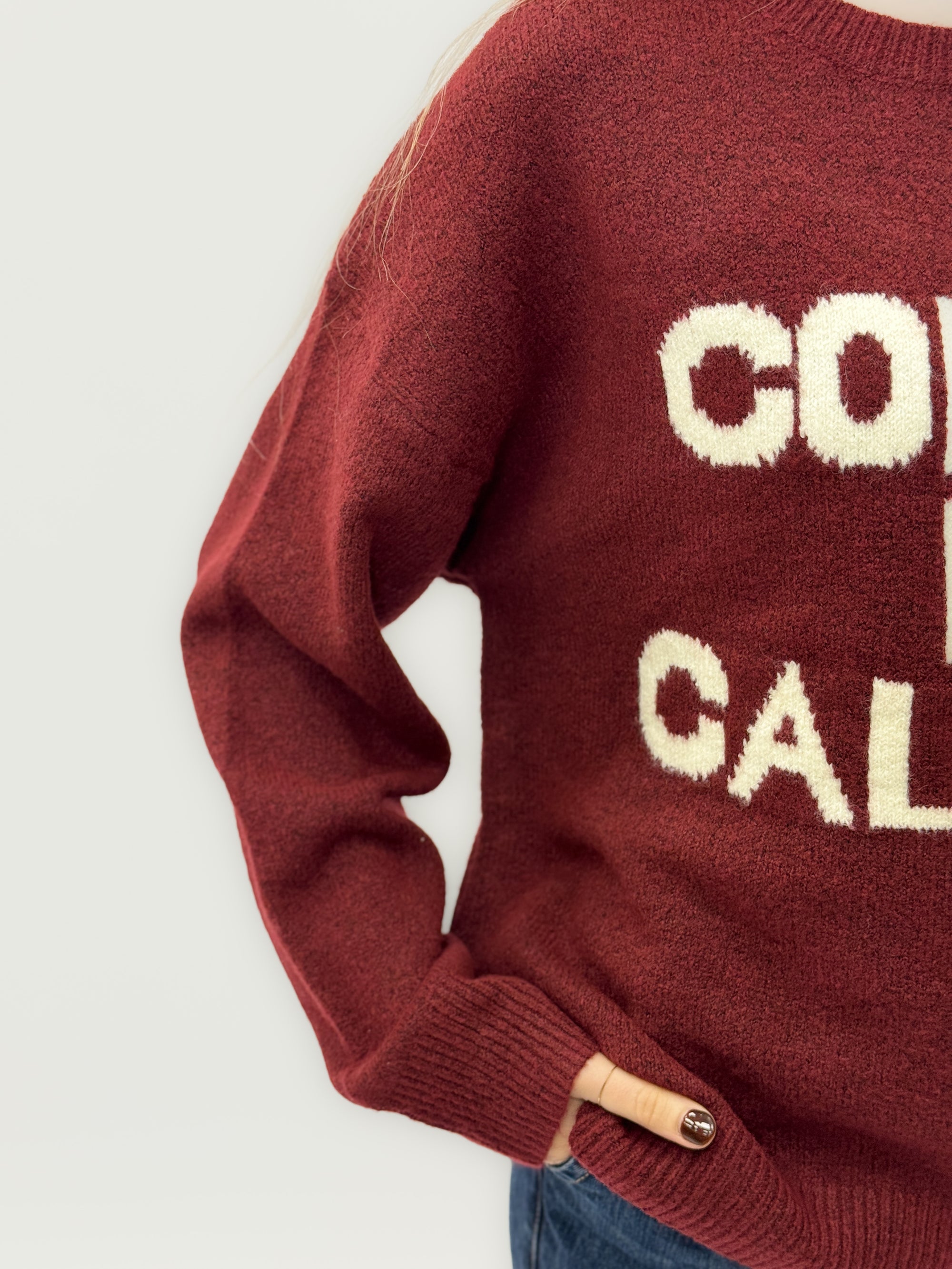 Maglione “COFFEE IS CALLING” – Morbido e Caldo