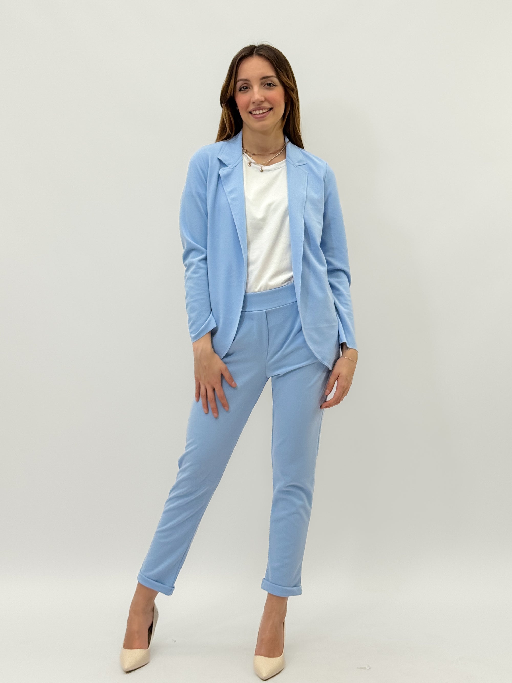 Pantaloni a sigaretta con svolta