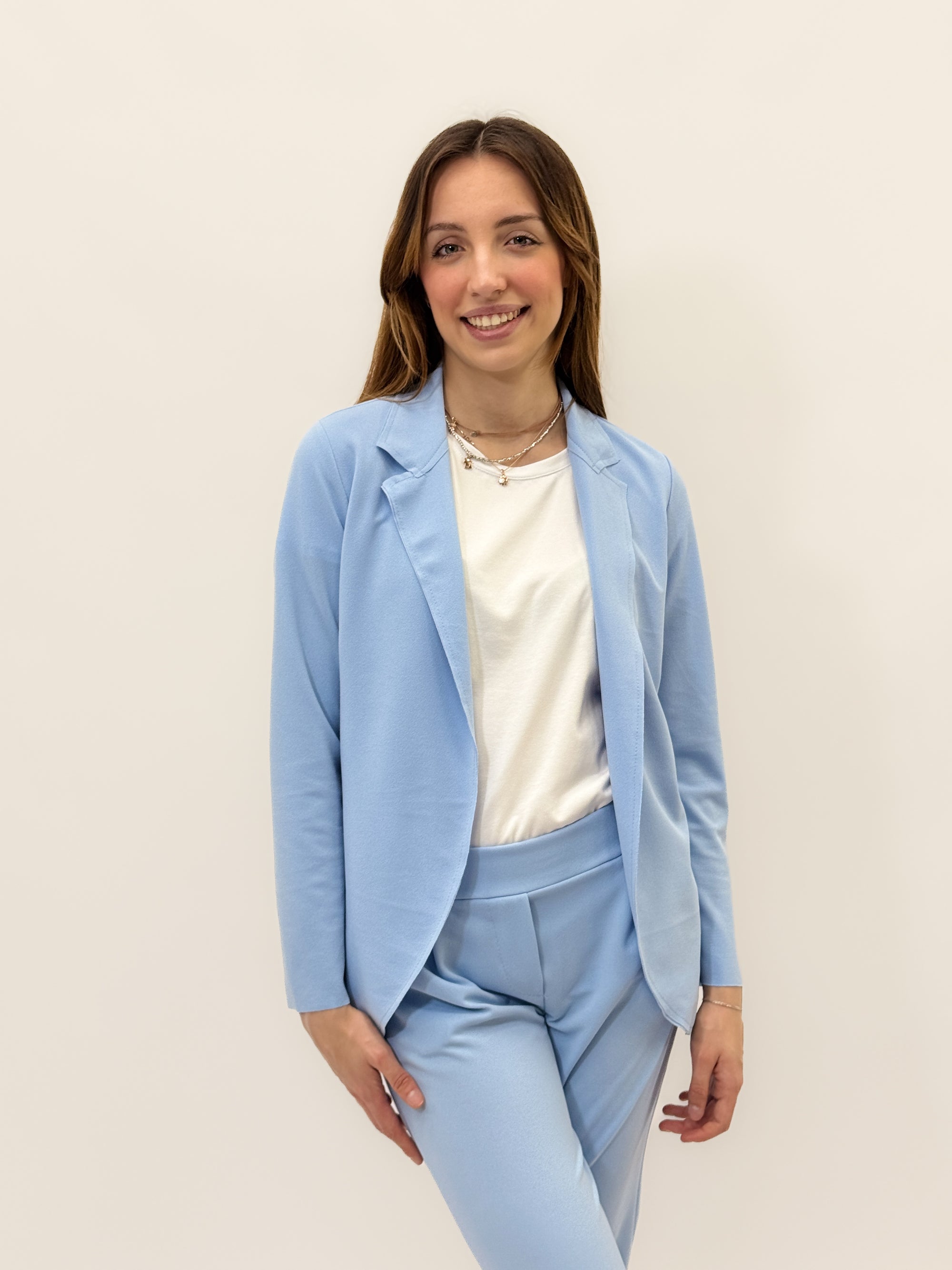 Pantaloni a sigaretta con svolta