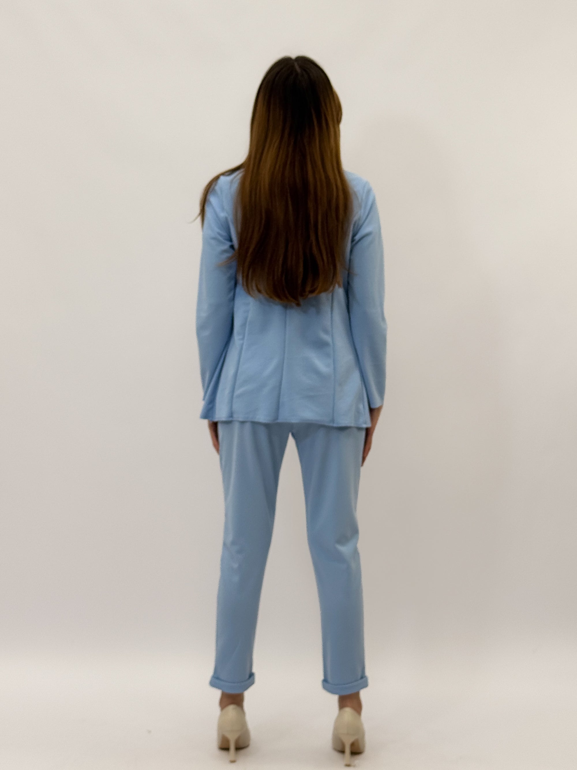 Pantaloni a sigaretta con svolta