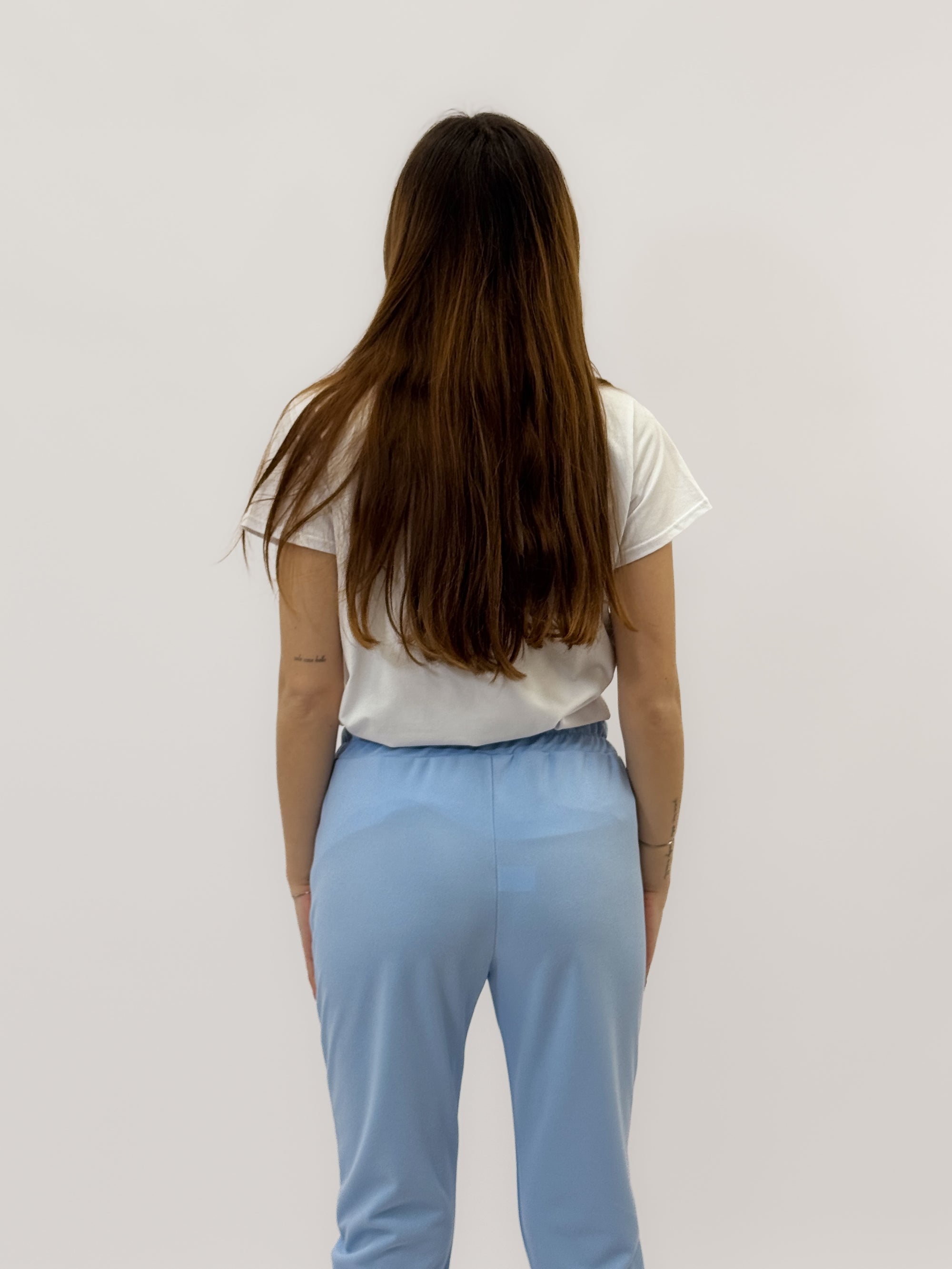 Pantaloni a sigaretta con svolta