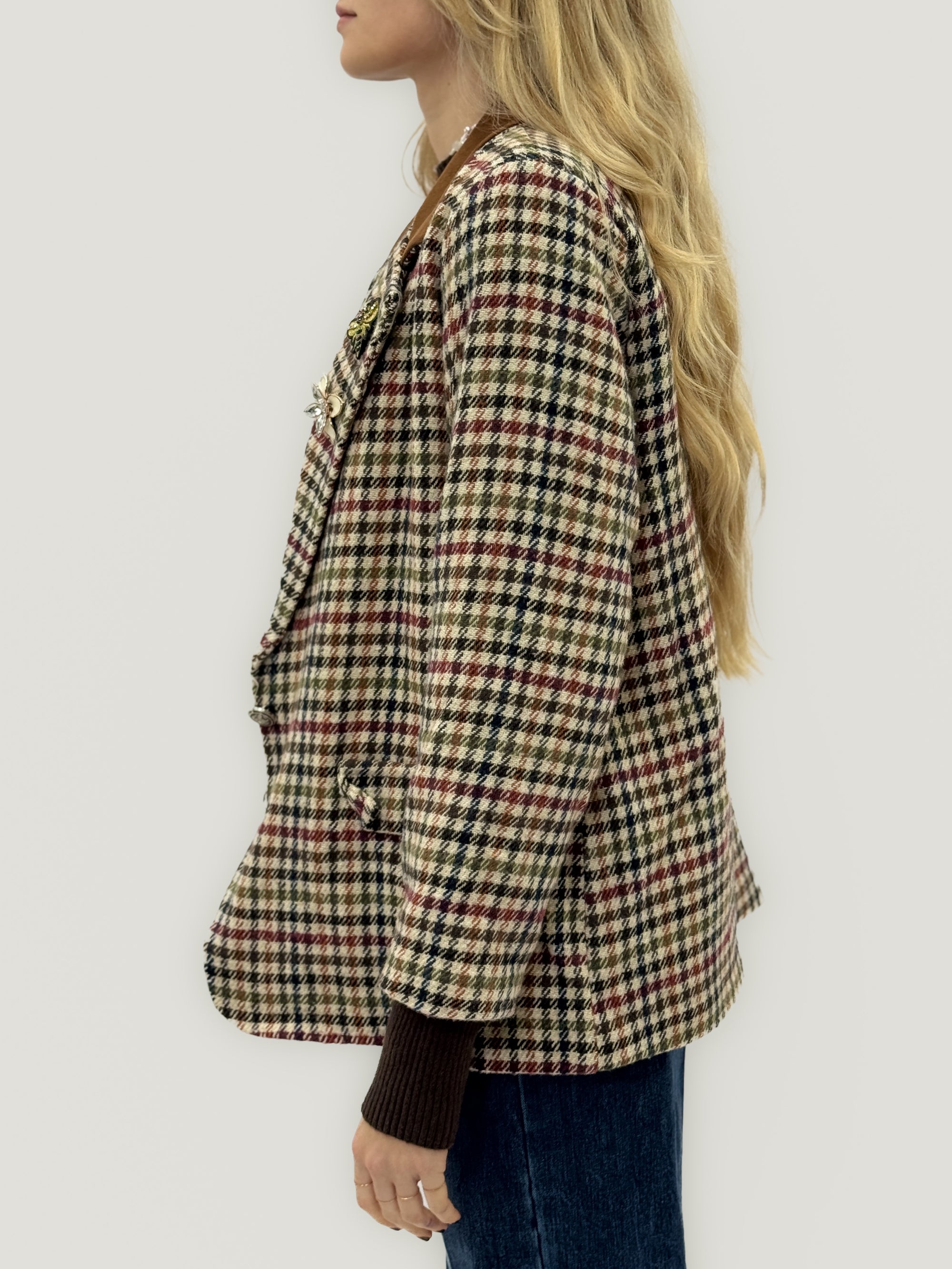 Giacca check con patch teddy – Stile Iconico &amp; Casual Chic