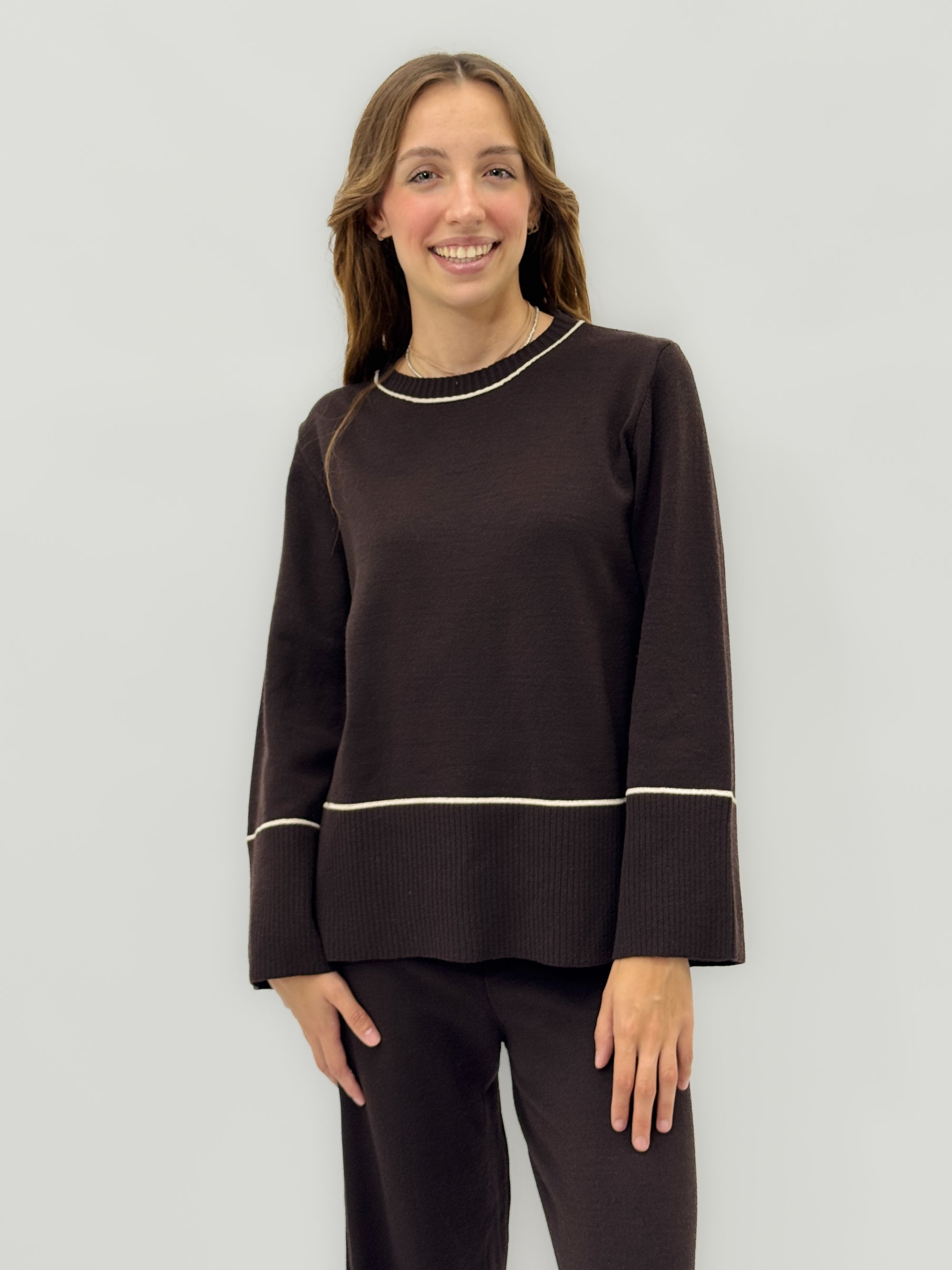 Completo in maglia con profili a contrasto