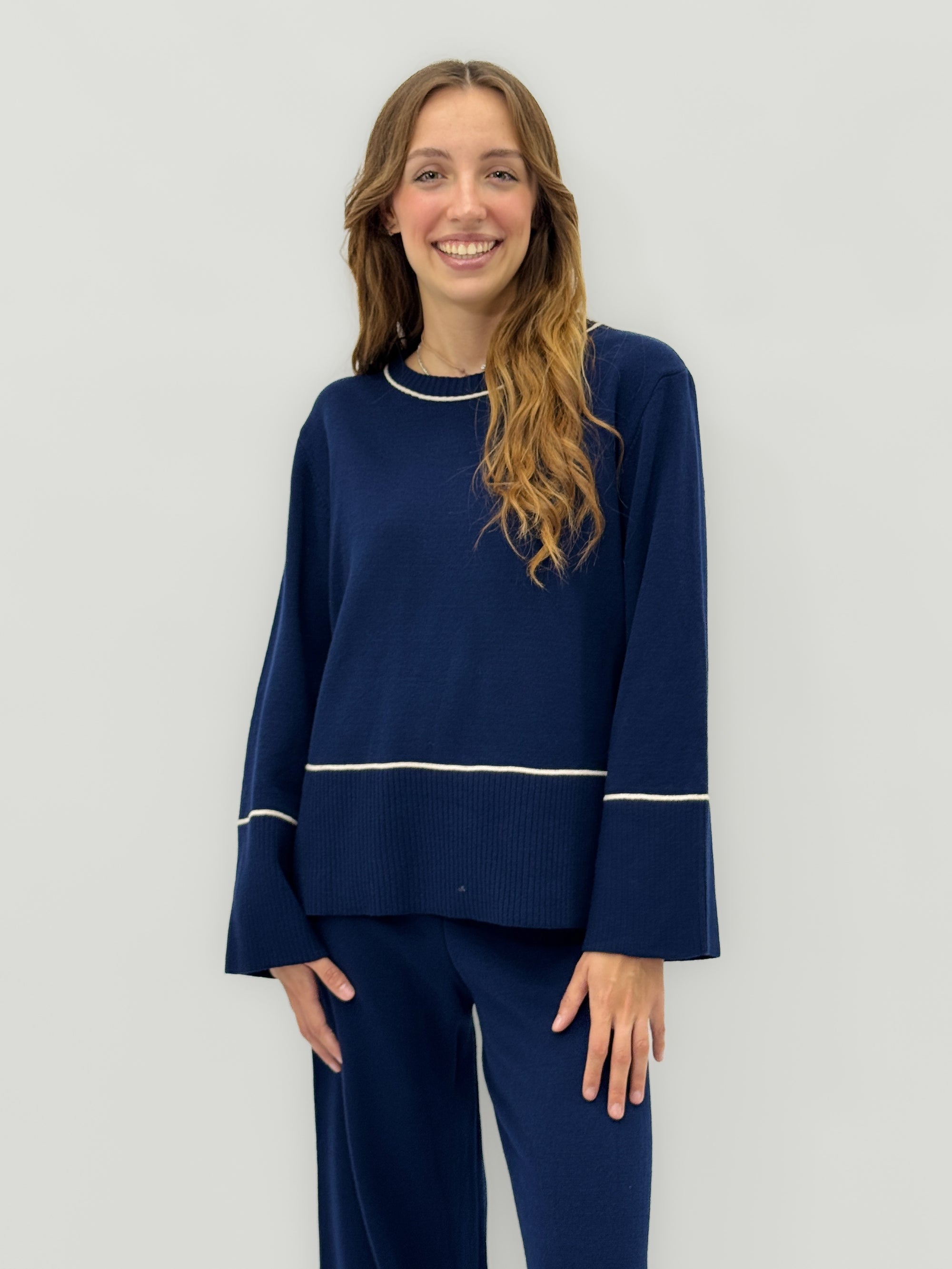 Completo in maglia con profili a contrasto