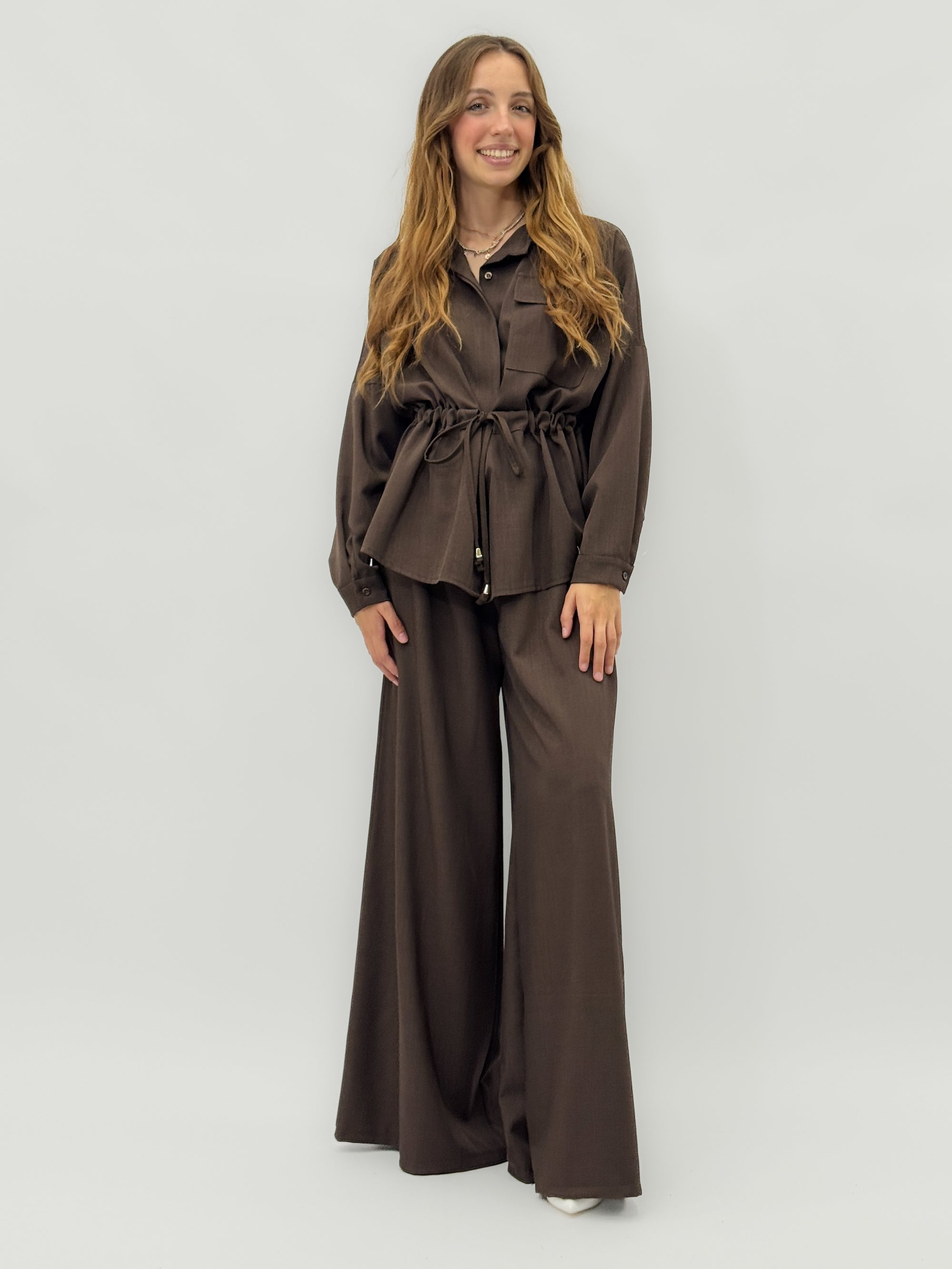 Completo elegante – Camicia con coulisse e pantalone palazzo