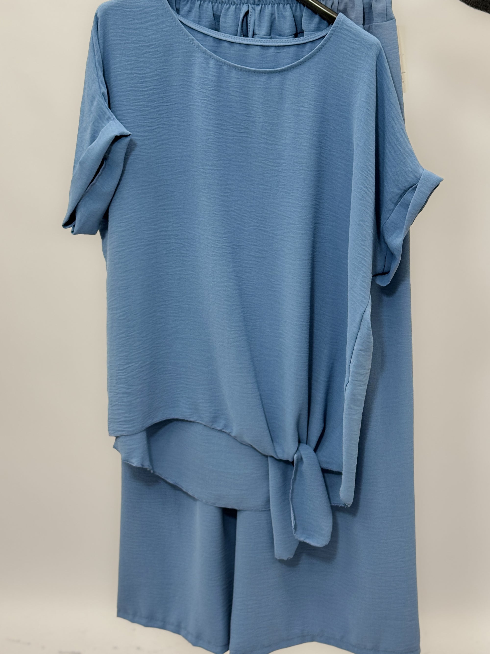 Completo morbido con pantaloni palazzo e top relaxed