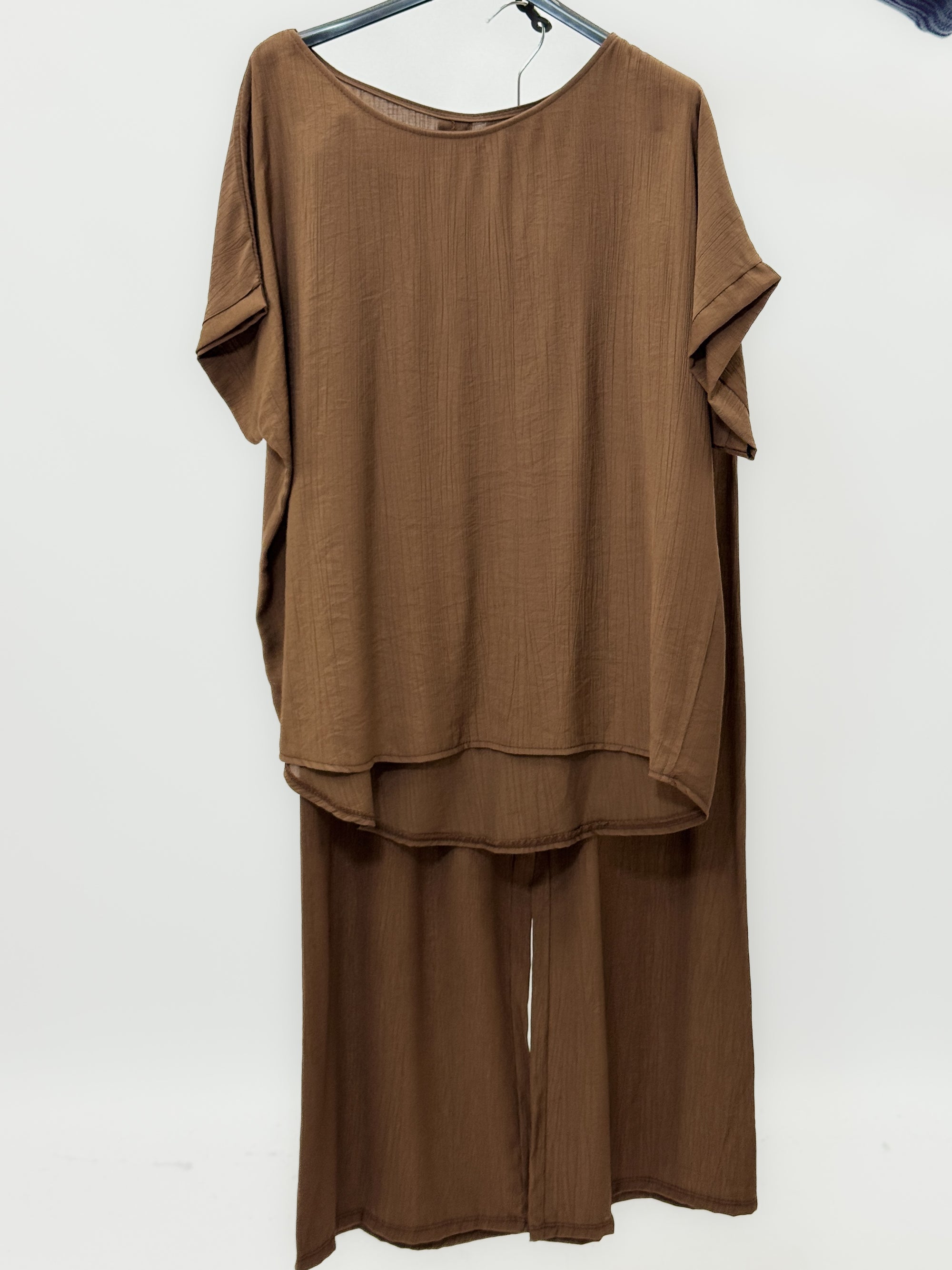 Completo fluido con top girocollo e pantalone ampio