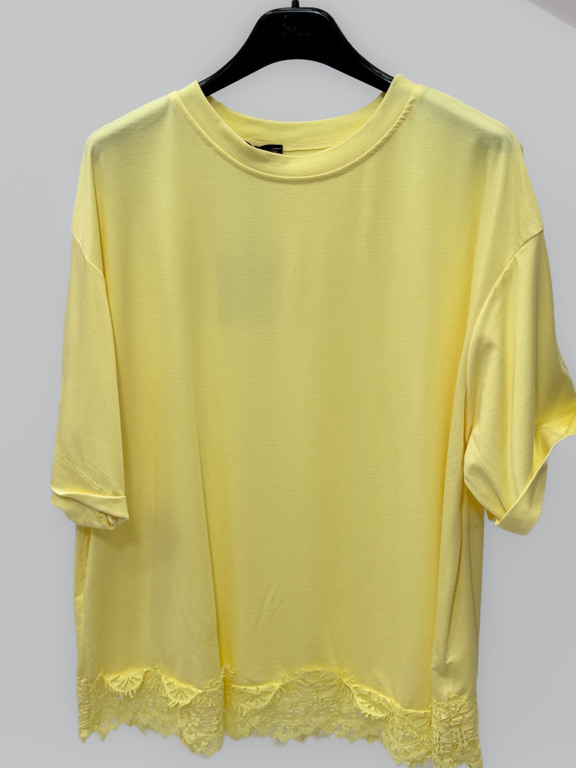 T-shirt con fondo in pizzo e vestibilità morbida