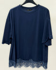 T-shirt con fondo in pizzo e vestibilità morbida