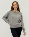 Maglione grigio con applicazioni gioiello – Girocollo e polsini decorati