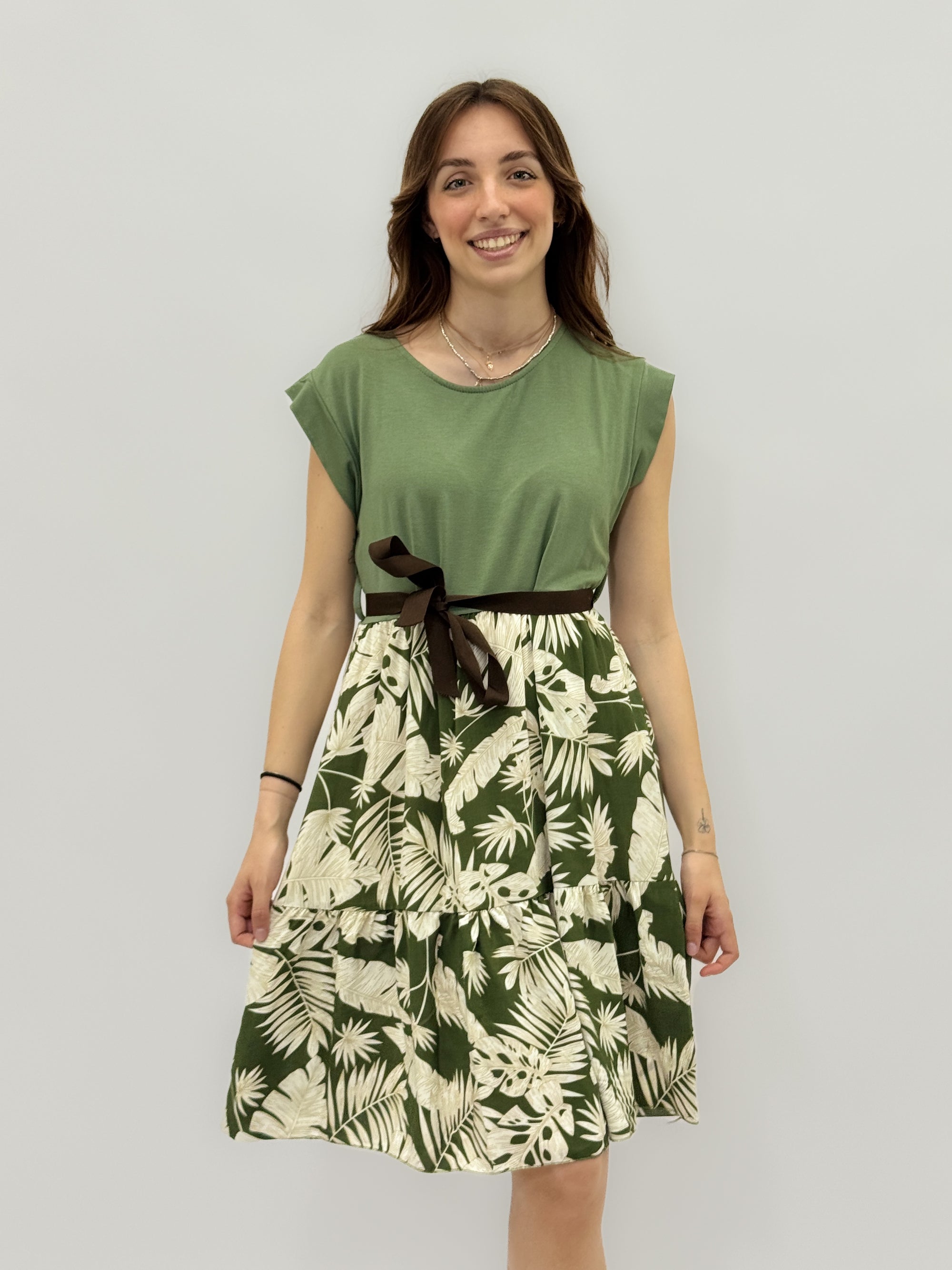 Abito con fantasia e cintura