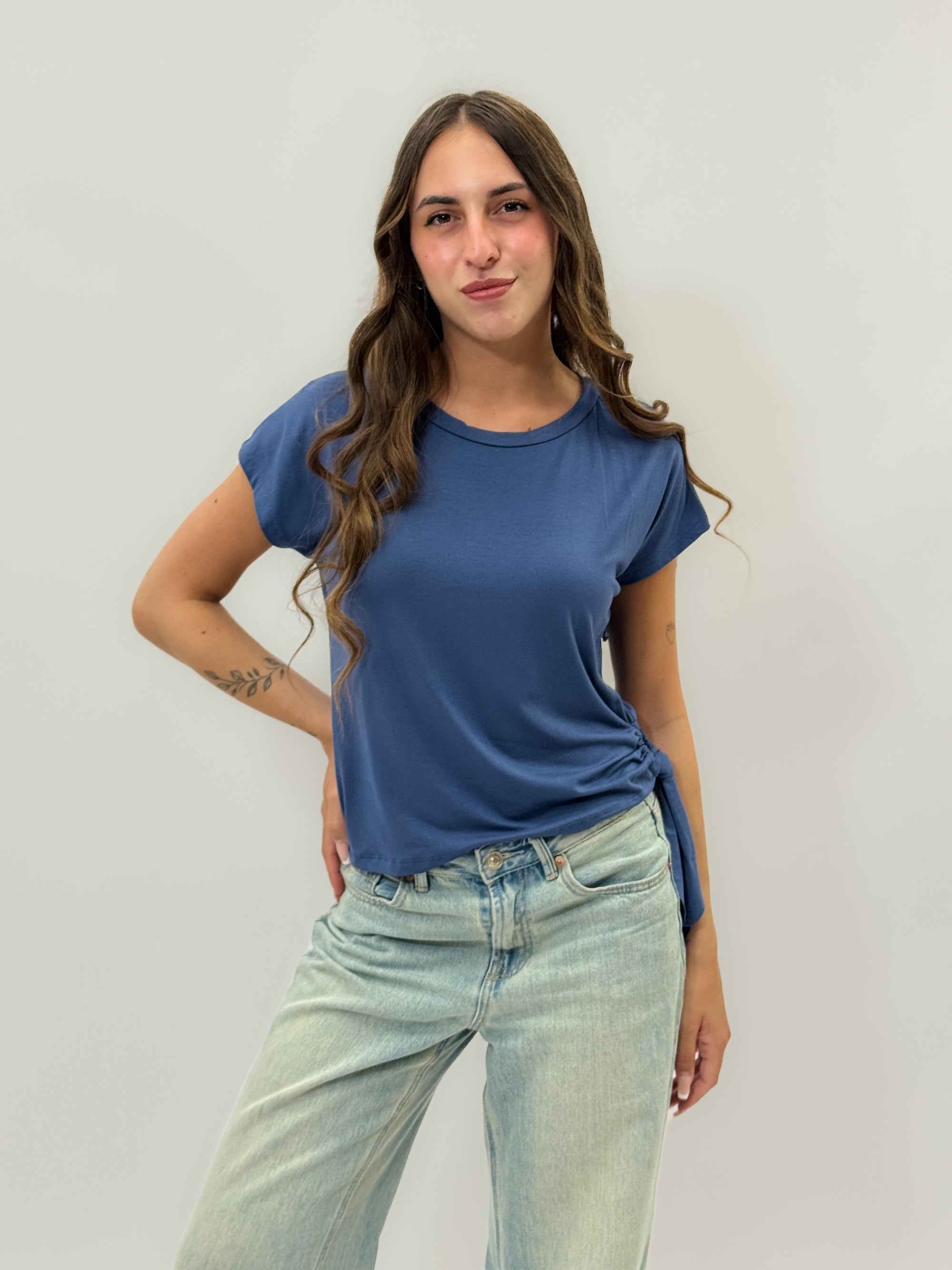 T-shirt a tinta unita con nodo
