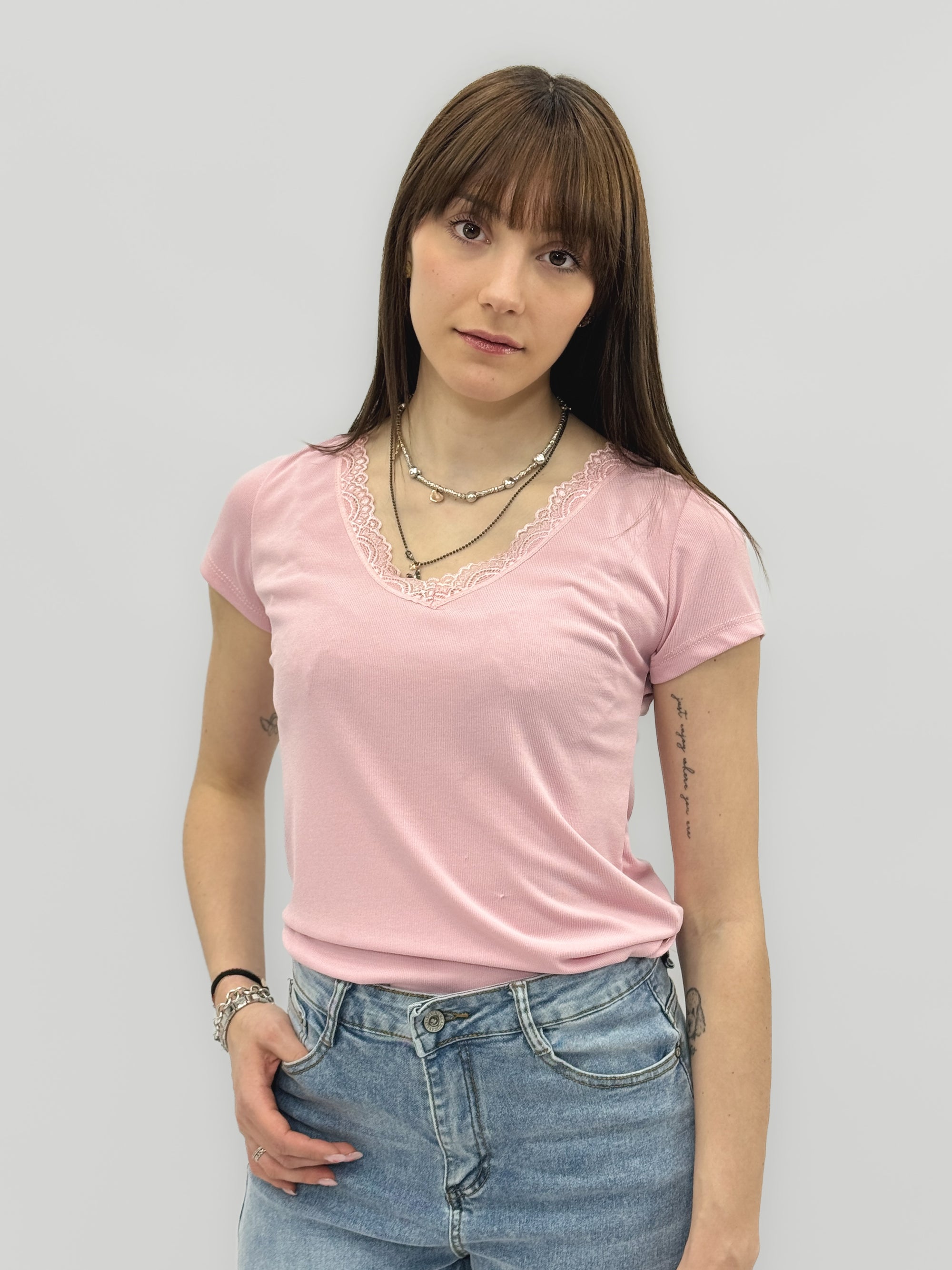 T-shirt con scollo a V e dettaglio in pizzo