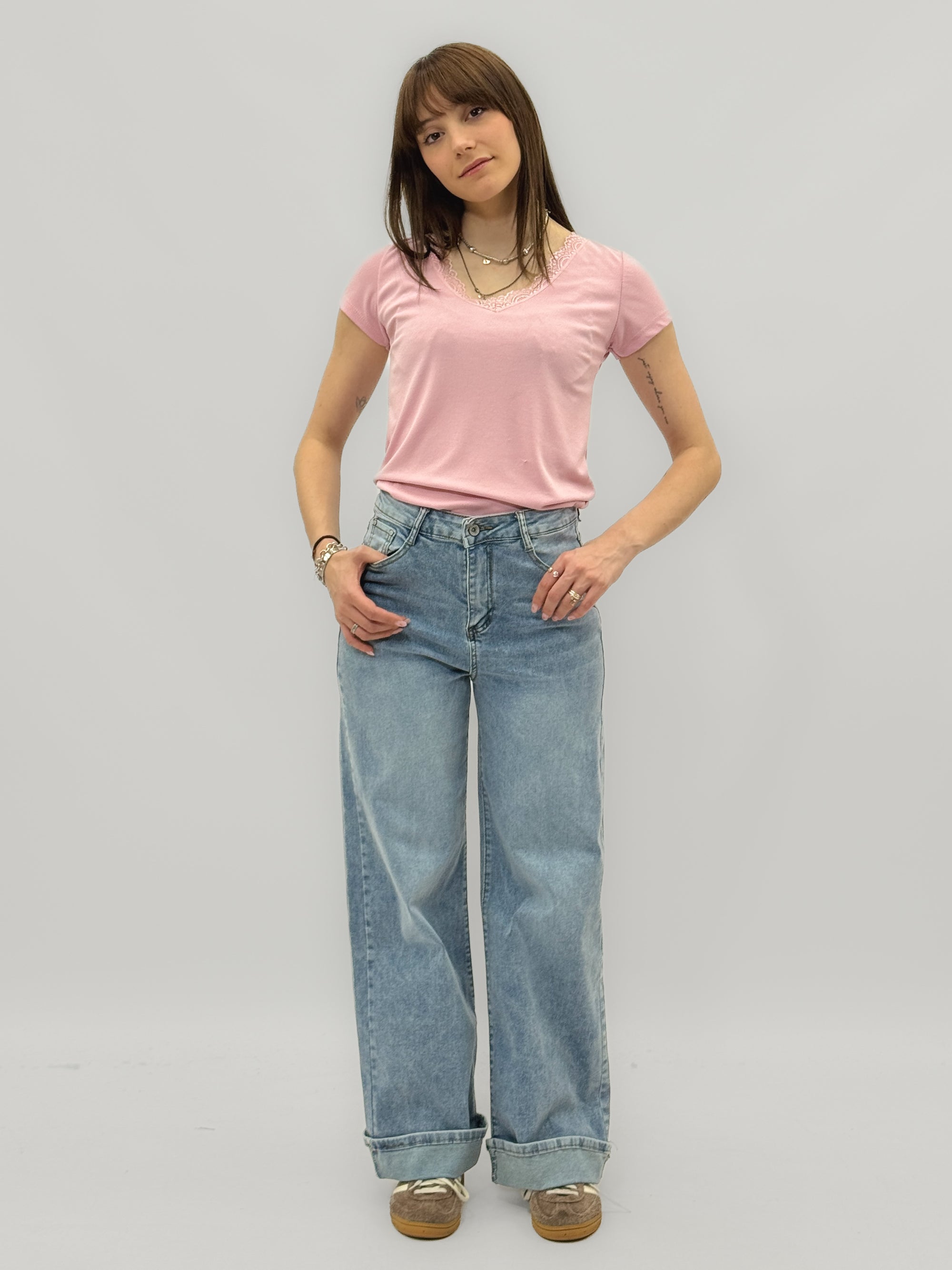 T-shirt con scollo a V e dettaglio in pizzo