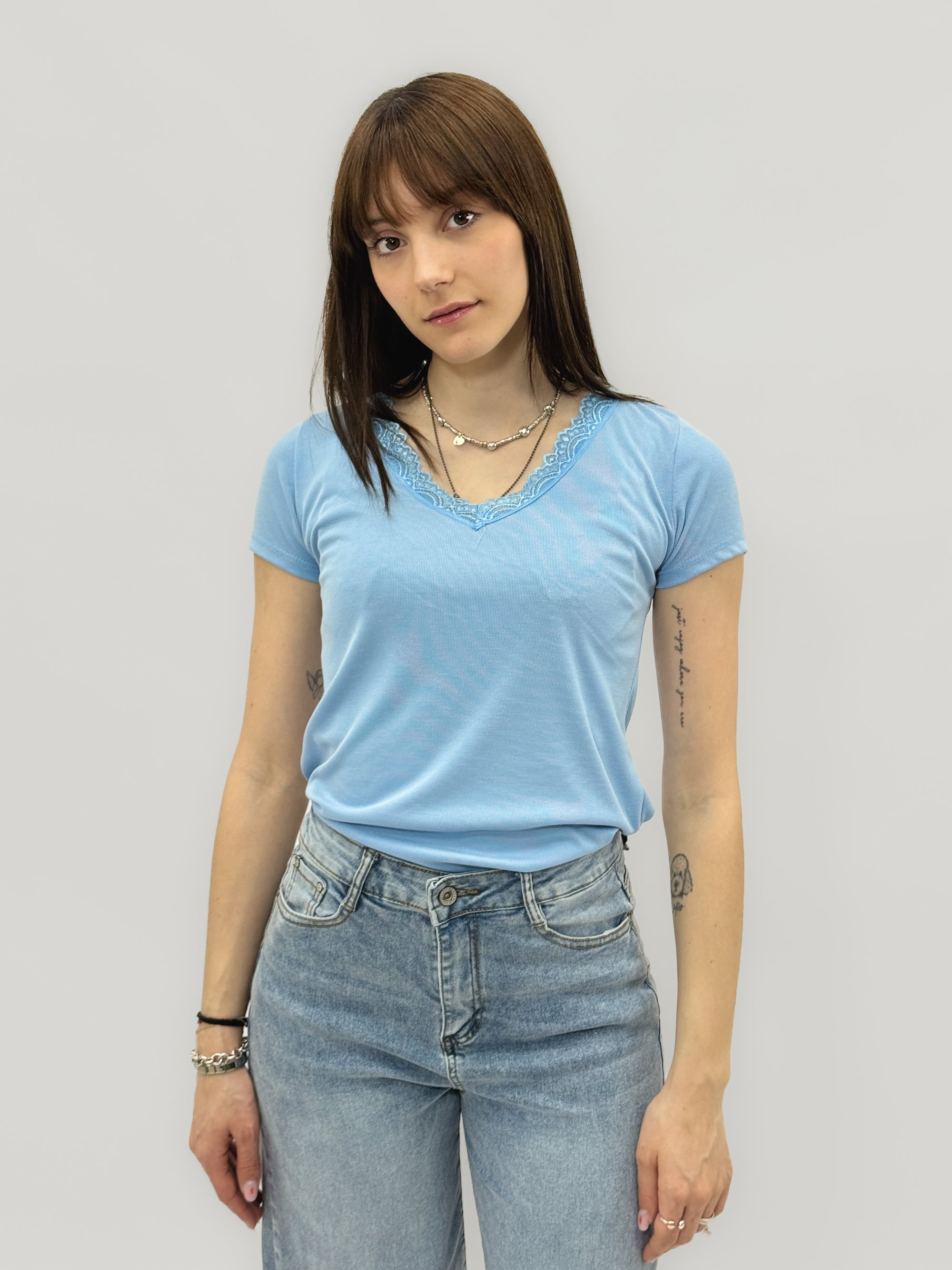 T-shirt con scollo a V e dettaglio in pizzo