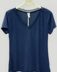 T-shirt con scollo a V e dettaglio in pizzo
