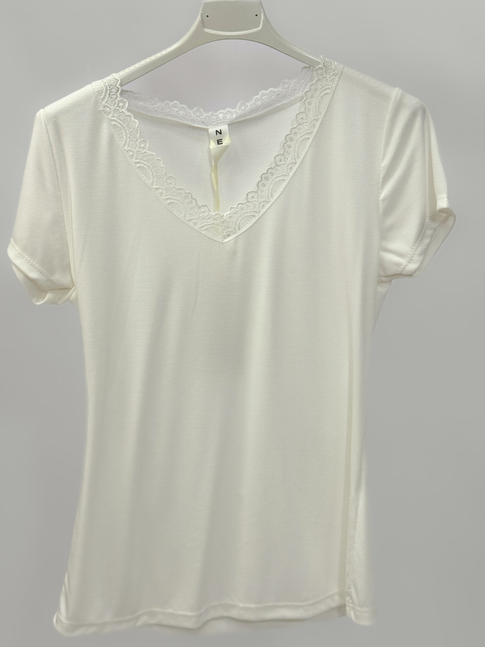 T-shirt con scollo a V e dettaglio in pizzo