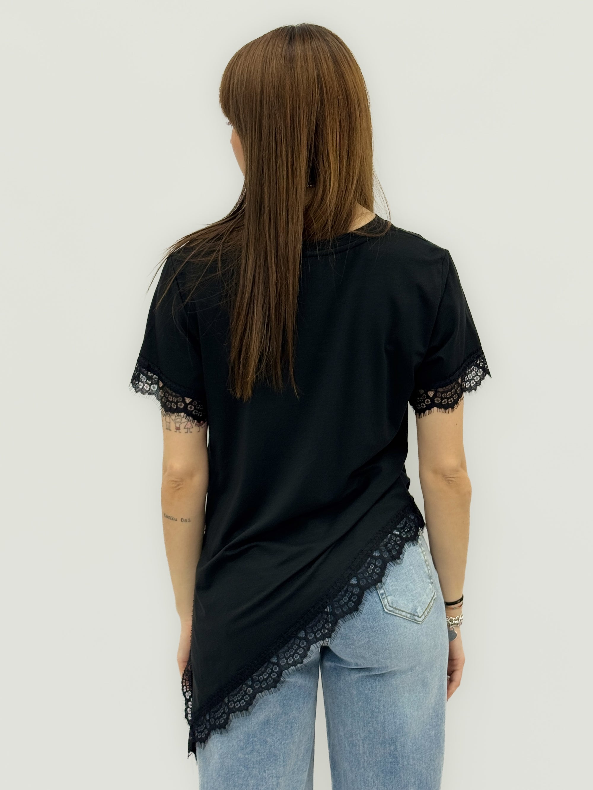 T-shirt asimmetrica con inserti in pizzo