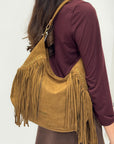 Borsa a spalla in suede con frange e borchie