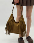 Borsa a spalla in suede con frange e borchie