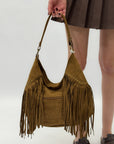 Borsa a spalla in suede con frange e borchie