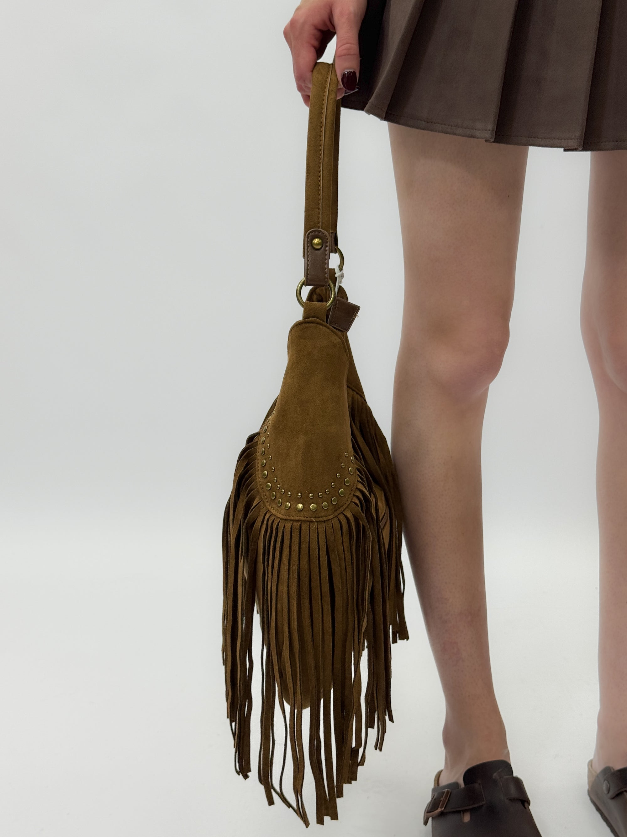 Borsa a spalla in suede con frange e borchie