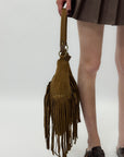 Borsa a spalla in suede con frange e borchie