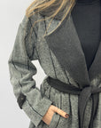 Cappotto a fantasia con cintura e maxi revers