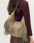 Borsa a spalla in suede con frange e borchie