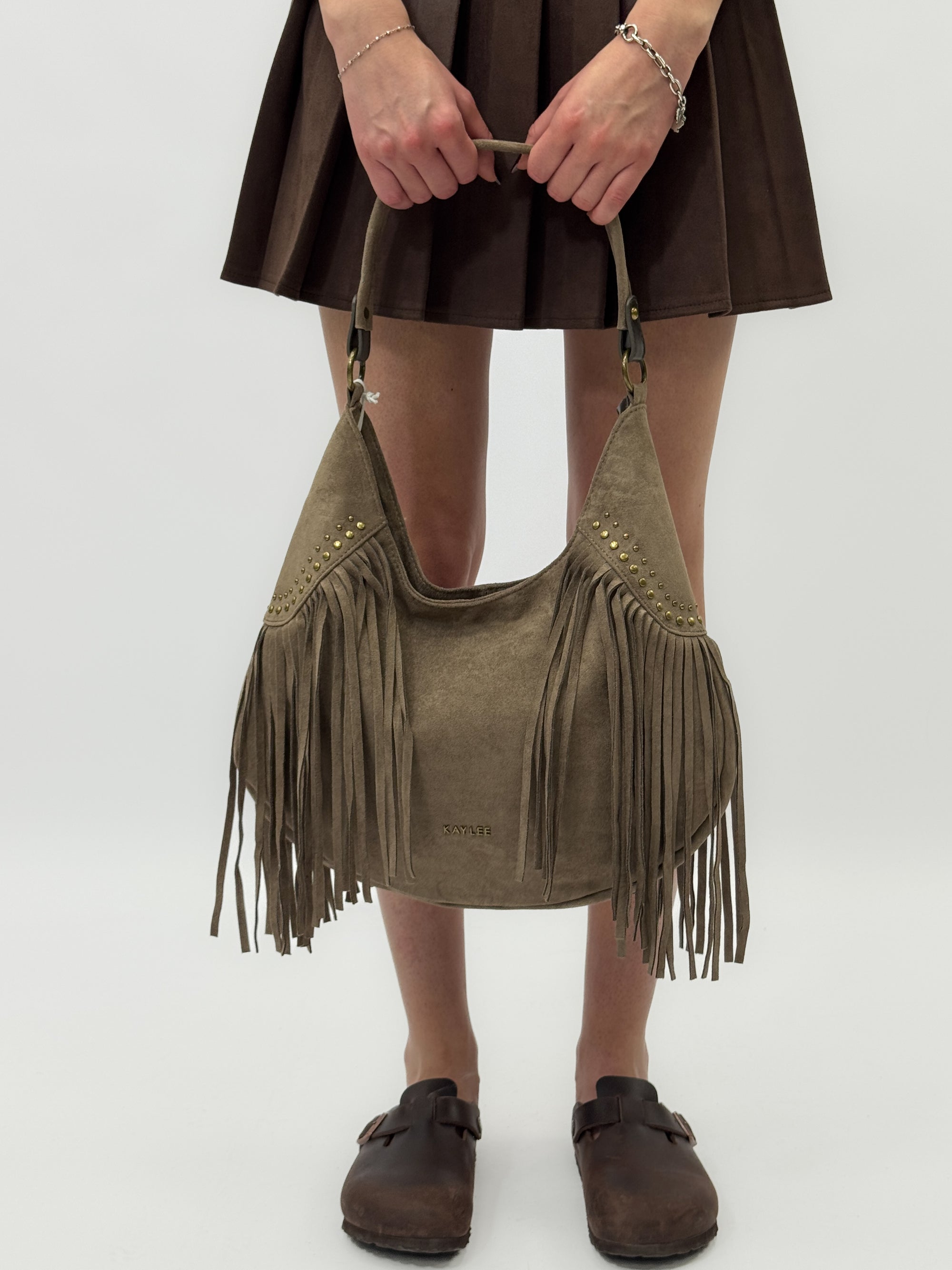 Borsa a spalla in suede con frange e borchie