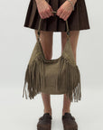 Borsa a spalla in suede con frange e borchie